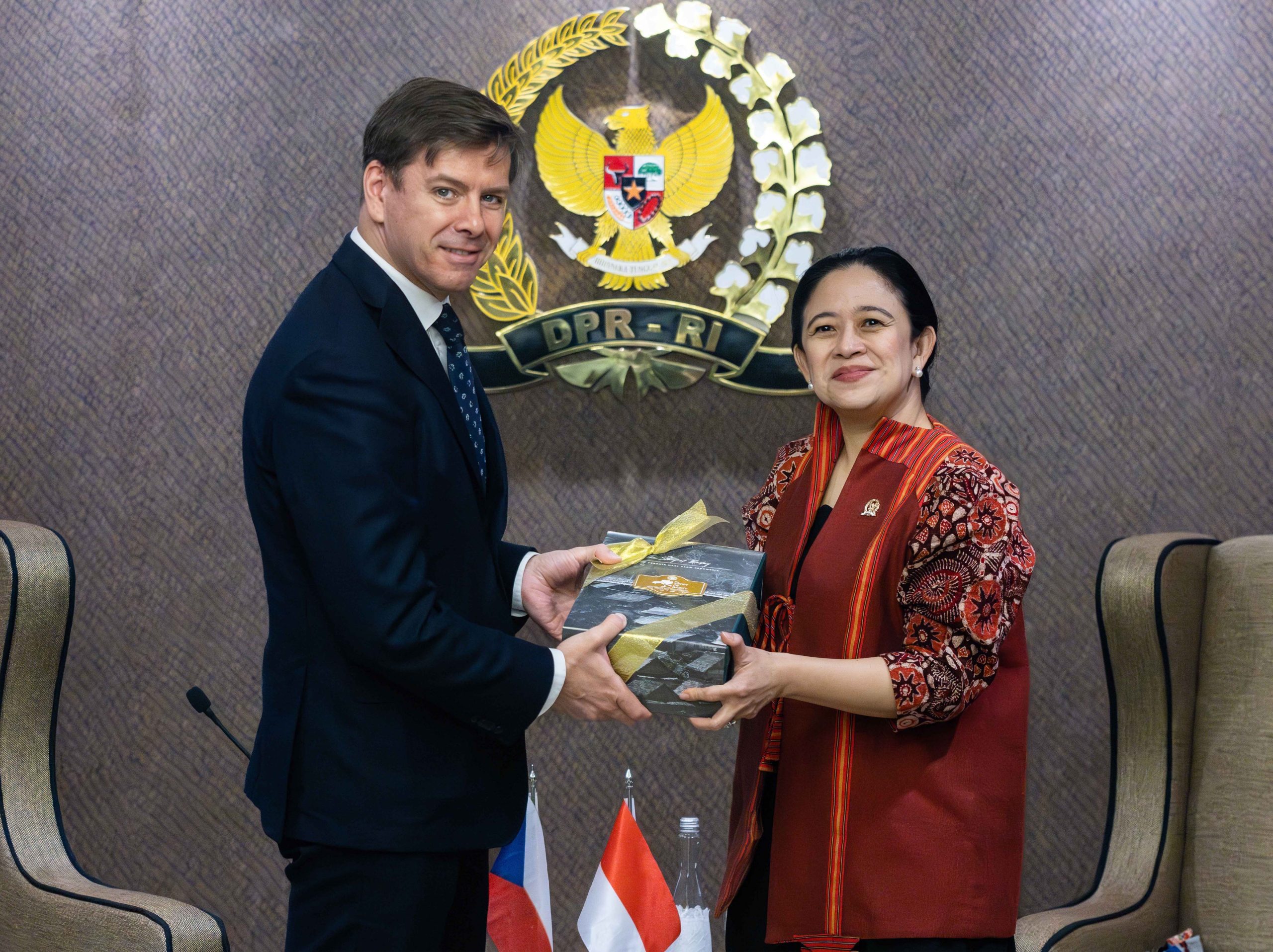 Ketua DPR RI Puan Maharani bertukar cinderamata usai pertemuan bilateral dengan Wakil Ketua DPR Republik Ceko Jan Skopecek di sela-sela Konferensi ke-19 Persatuan Parlemen Negara Anggota OKI (PUIC) di Kompleks Parlemen, Jakarta, Selasa (13/5/2025). Foto : Ist/Andri.