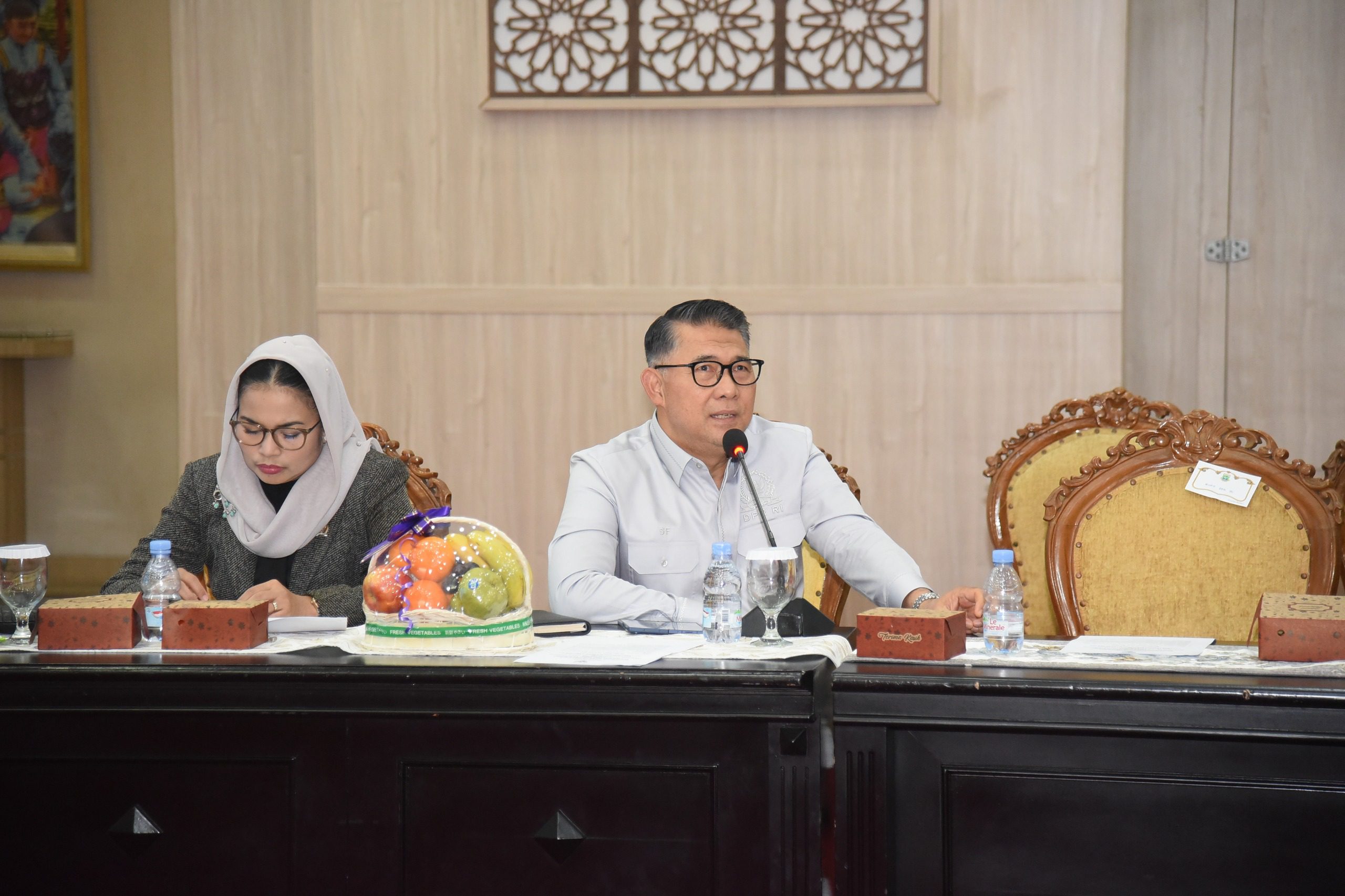 Anggota BURT DPR RI Syarif Fasha saat pertemuan dengan Wagub beserta jajaran dan Asuransi Jasindo, di Serang, Banten, Senin (19/5/2025). Foto: Arief/vel.