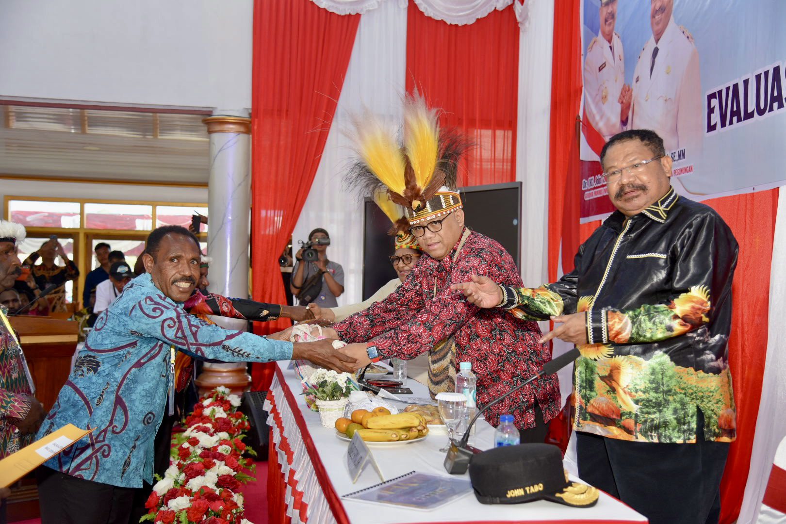 Ketua Tim Kunker sekaligus Anggota Komisi II Giri Ramanda, usai rapat dengan Wamendagri; Gubernur, Pimpinan MRP, serta DPRD Provinsi Papua Pegunungan, di Wamena, Papua Pegunungan, Kamis (16/05/2025). Foto: Ulfi/vel.