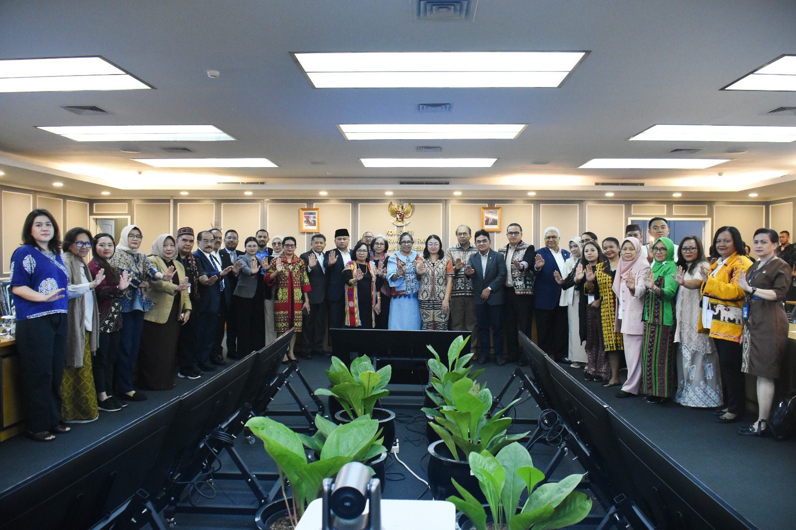 Wakil Ketua Komisi XIII DPR RI, Andreas Hugo Pareira, usai audiensi antara Komisi XIII dengan Koordinator Aliansi Peduli Perempuan dan Anak (APPA) NTT di Nusantara II, DPR RI, Senayan, Jakarta, Selasa (20/5/2025). Foto: Runi/vel.