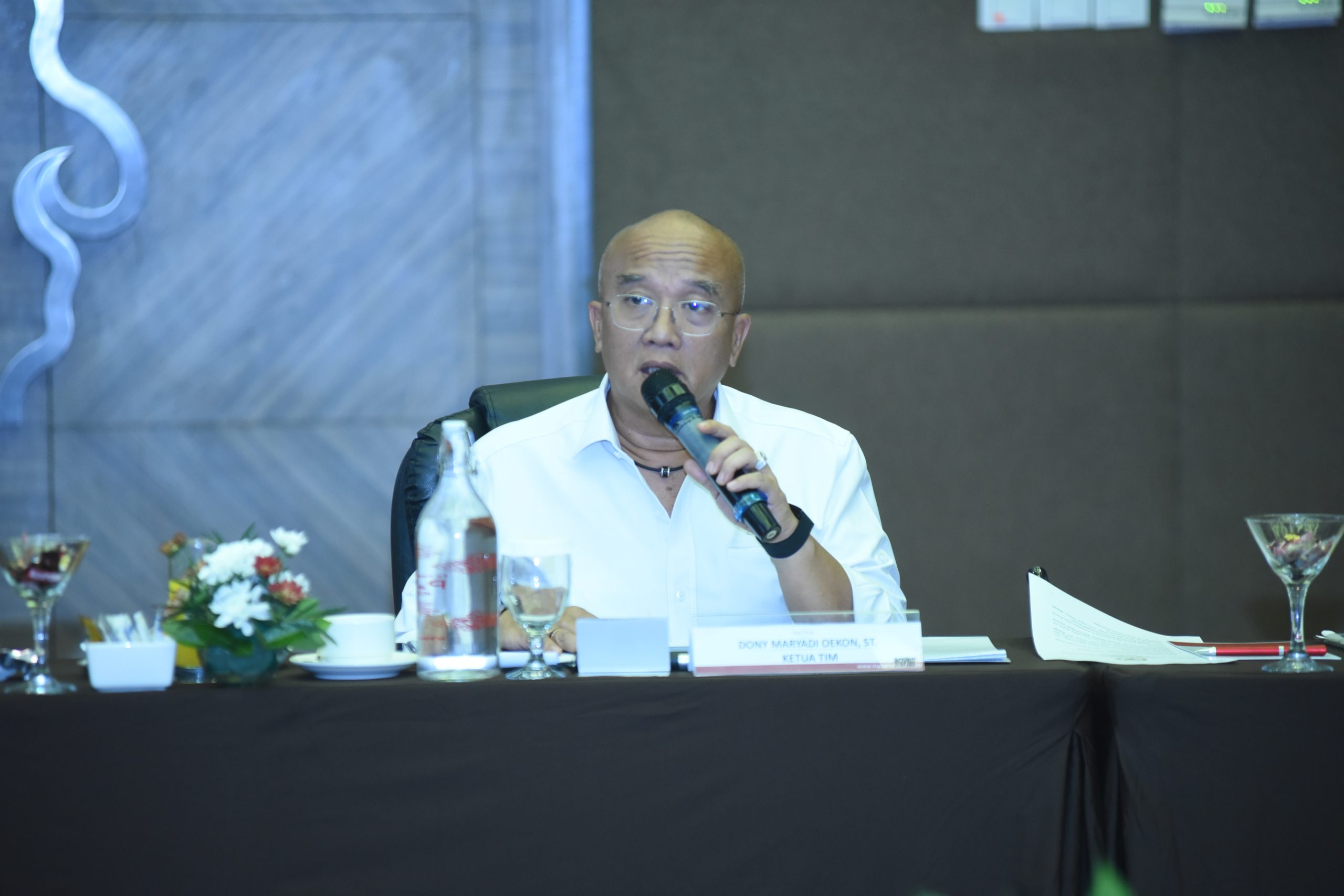 Wakil Ketua Komisi XII DPR RI Dony Maryadi Oekon saat memimpin Tim Panja Migas Komisi XII DPR ke PHE ONJW Cirebon dan Pertamina RU VI Balongan Indramayu, Jawa Barat, Kamis (8/5/2025). Foto: Jaka/vel.