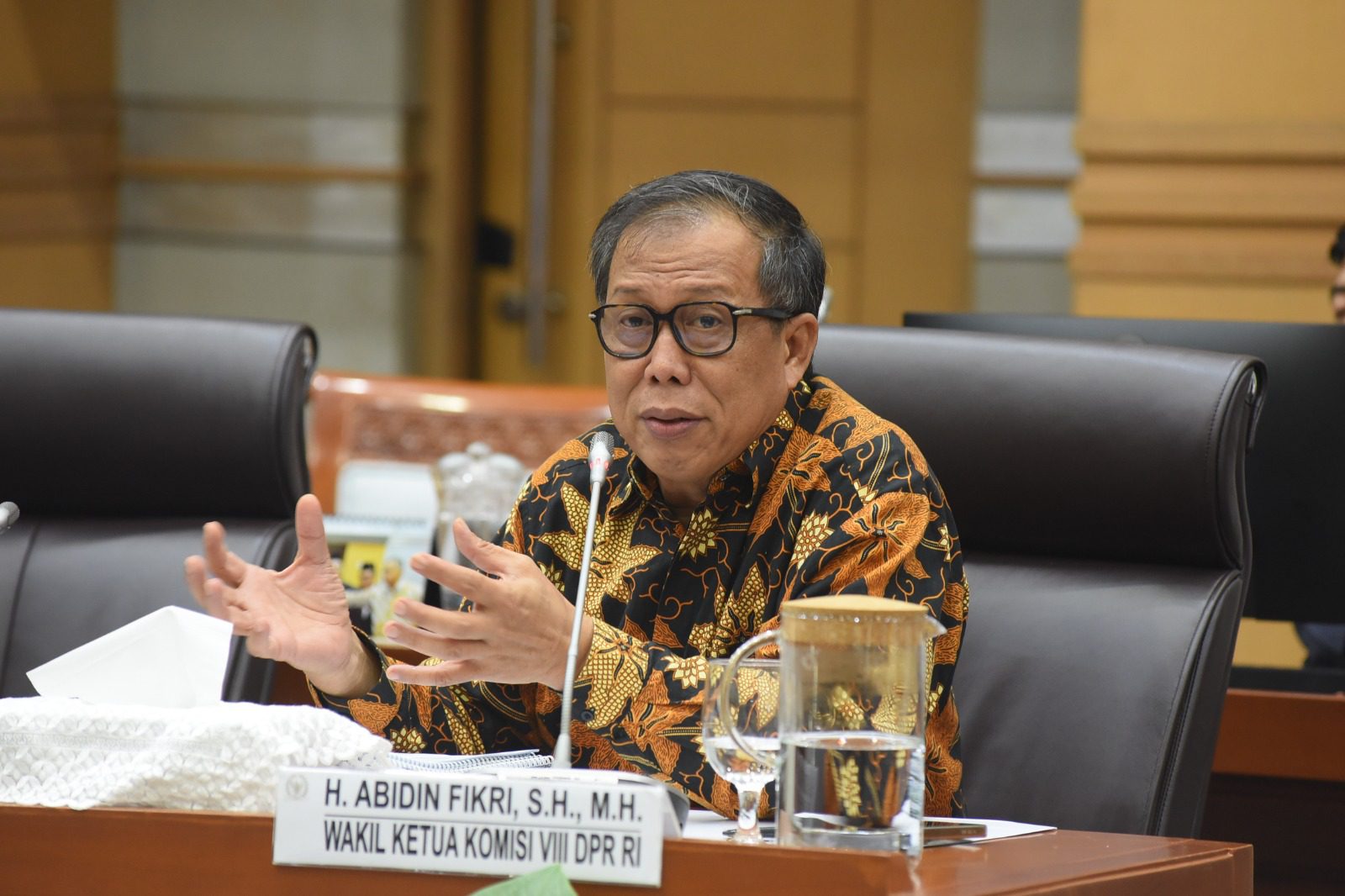Wakil Ketua Komisi VIII DPR RI, Abidin Fikri, saat Rapat Kerja, RDP, dan RDPU bersama Ditjen PHU Kemenag, BPKH, maskapai penerbangan, dan para Kepala Kanwil Kemenag Provinsi se-Indonesia di Nusantara II, Senayan, Jakarta, Selasa (29/4/2025). Foto: Arief/vel.