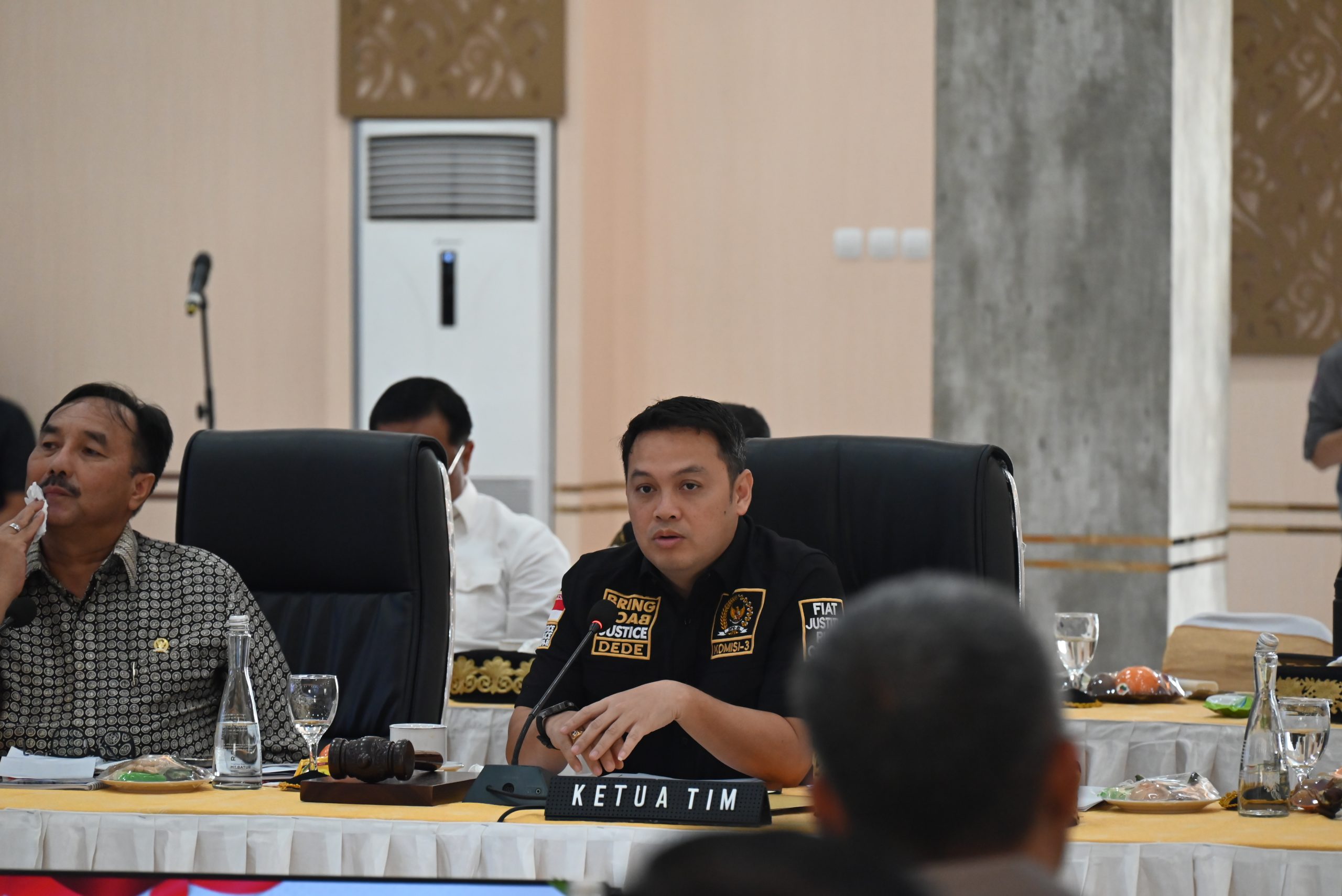 Wakil Ketua Komisi III DPR RI, Dede Indra Permana Soediro, saat memimpin rapat kerja Komisi III bersama Kapolda Jateng di Semarang, Kamis (08/05/2025). Foto: Singgih/vel.