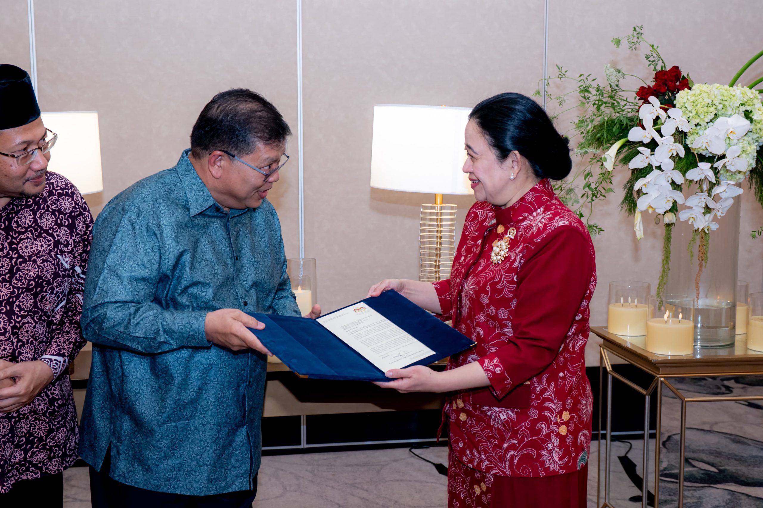 Ketua DPR RI Puan Maharani saat melakukan pertemuan bilateral dengan Ketua Dewan Rakyat Parlemen Malaysia, Tan Sri Dato Johari bin Abdul di sela-sela perhelatan Konferensi Uni Parlemen Negara Anggota Organisasi Kerjasama Islam (OKI) atau Parliamentary Union of the OIC Member States (PUIC) ke-19 di Jakarta, Selasa (13/5/2025). Foto: Ist/vel.