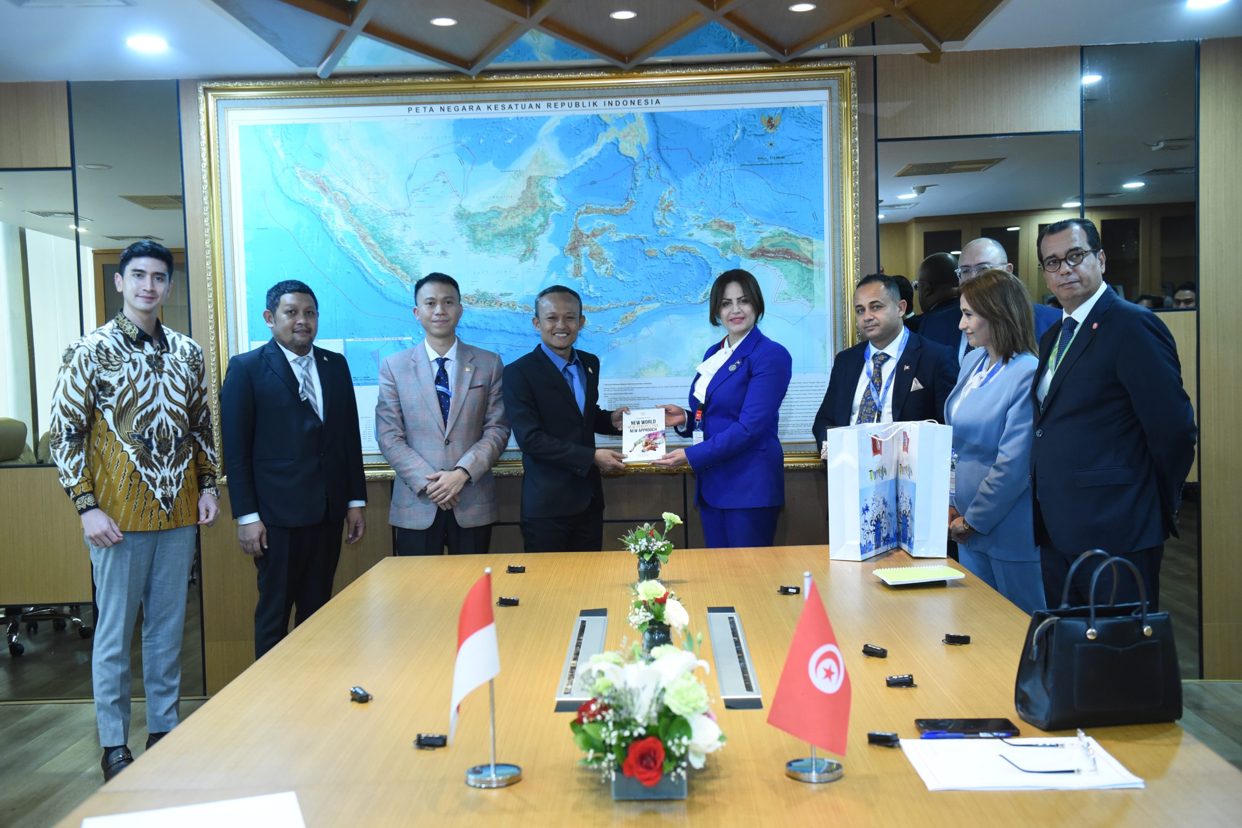 Wakil Ketua Badan Kerja Sama Antar-Parlemen (BKSAP) DPR RI, Husein Fadlulloh, saat bertukar cenderamata usai pertemuan bilateral antara delegasi DPR RI dengan Anggota Parlemen Tunisia Olfa Al-Marouani dalam rangkaian Konferensi ke-19 Parlemen OKI ke-19 di Kompleks Parlemen, Senayan, Jakarta, Selasa (13/5/2025). Foto: Jaka/vel.