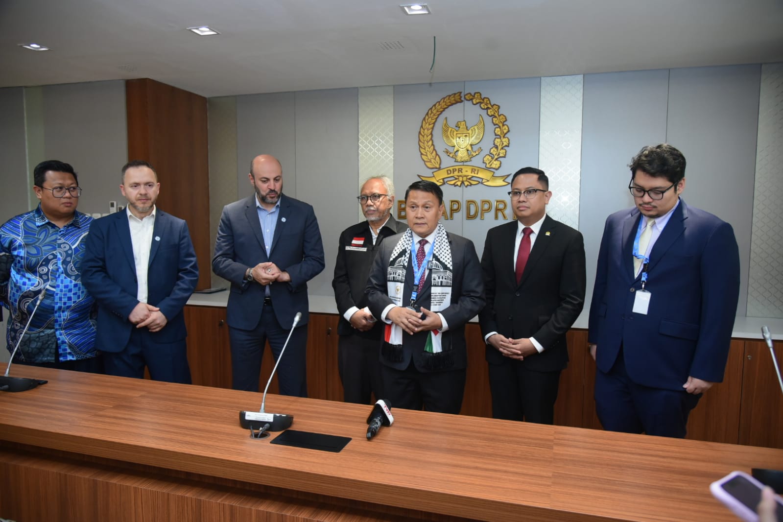 Ketua Badan Kerja Sama Antar-Parlemen (BKSAP) DPR RI, Mardani Ali Sera, saat pertemuan BKSAP dengan Rahma Worldwide di sela Konferensi ke-19 Parliamentary Union of the OIC Member States di Gedung Nusantara III, Kamis (15/5/2025). Foto: Oji/vel.