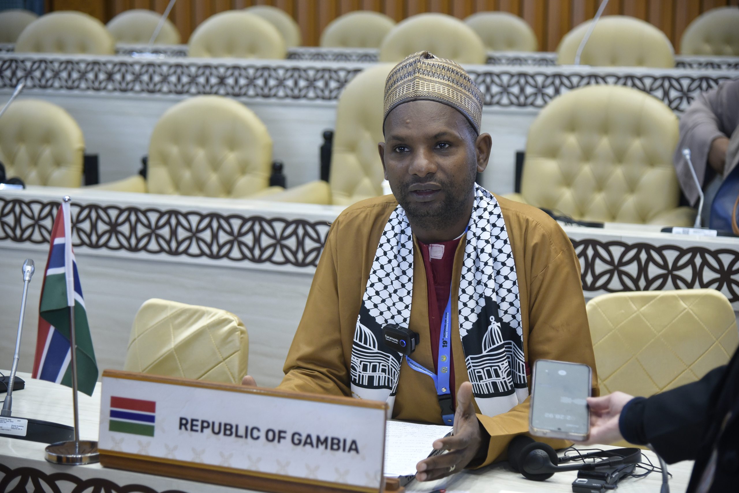 Perwakilan Parlemen Gambia, Birom J.S. Sowe, dalam 11th Meeting of the Specialized Standing Committee on Human Rights, Women and Family, dalam rangkaian agenda Sidang Umum Konferensi ke-19 Parlemen OKI, yang berlangsung di Kompleks Parlemen Senayan, Jakarta, Selasa (13/5/2025). Foto: Munchen/vel.