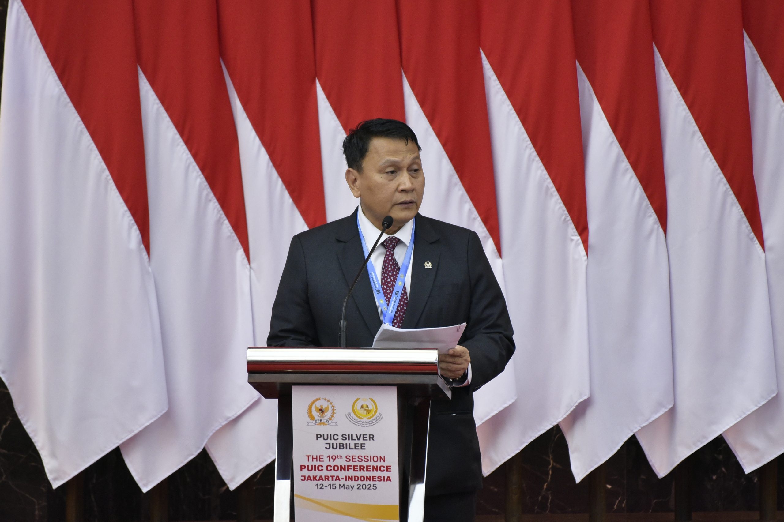 Ketua Badan Kerja Sama Antar-Parlemen (BKSAP) DPR RI, Mardani Ali Sera, saat membacakan isi deklarasi dalam Penutupan PUIC Ke-19 di Gedung Nusantara, Senayan, Jakarta, Kamis (15/5/2025). Foto: Munchen/vel.