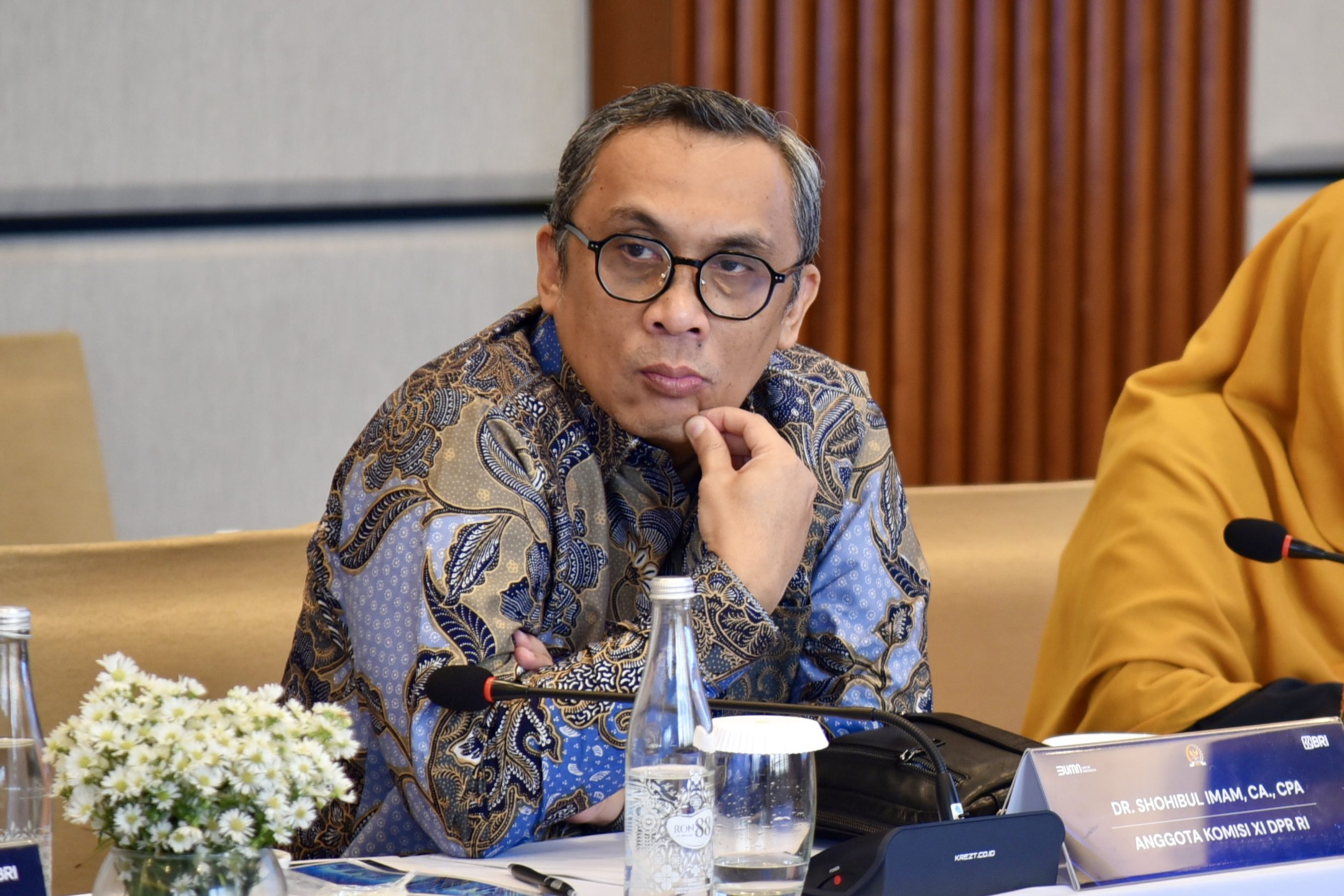 Anggota Komisi XI DPR RI Ahmad Najib Qodratullah saat kunjungan kerja spesifik (kunspek) Komisi XI DPR RI ke perusahaan tersebut yang berlokasi di Kecamatan Rancaekek, Kabupaten Bandung, Jumat (16/5/2025). Foto: Eki/vel.