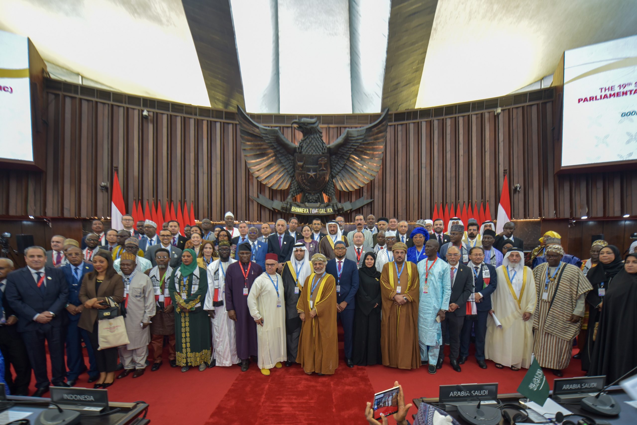 Foto bersama usai sidang Komite Umum (General Committee) Parliamentary Union of the OIC Member States (PUIC) atau konferensi Persatuan Parlemen negara-negara yang tergabung dalam Organisasi Kerjasama Islam (OKI) di Ruang Paripurna, Gedung Nusantara, Kompleks Parlemen, Senayan, Jakarta, Rabu (14/5/2025). Foto: Eno/vel.