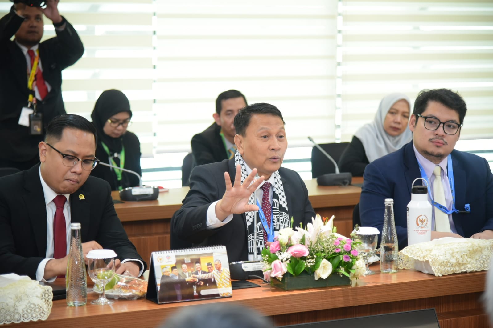 Ketua BKSAP DPR RI Mardani Ali Sera saat pertemuan BKSAP DPR RI dengan delegasi Rahma Worldwide di sela Konferensi ke-19 Parliamentary Union of the OIC Member States (PUIC). Foto: Oji/vel.
