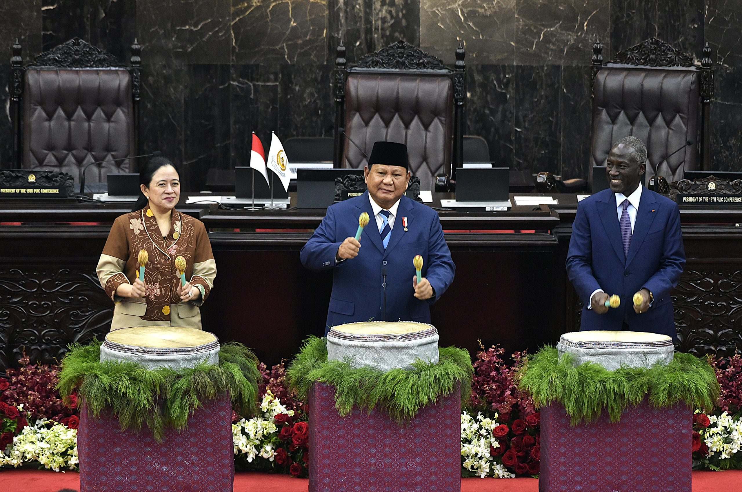 Presiden Republik Indonesia Prabowo Subianto, Ketua DPR RI Puan Maharani, dan Presiden Parlemen Pantai Gading Adama Bictogo tabuhan gendang ‘Tabuik’menandakan dibukanya secara resmi Inaugural Conference Session of The 19th Session of The PUIC, di Ruang Paripurna, Gedung Nusantara, DPR RI, Senayan, Jakarta, Rabu (14/5/2025). Foto : Munchen/Andri.