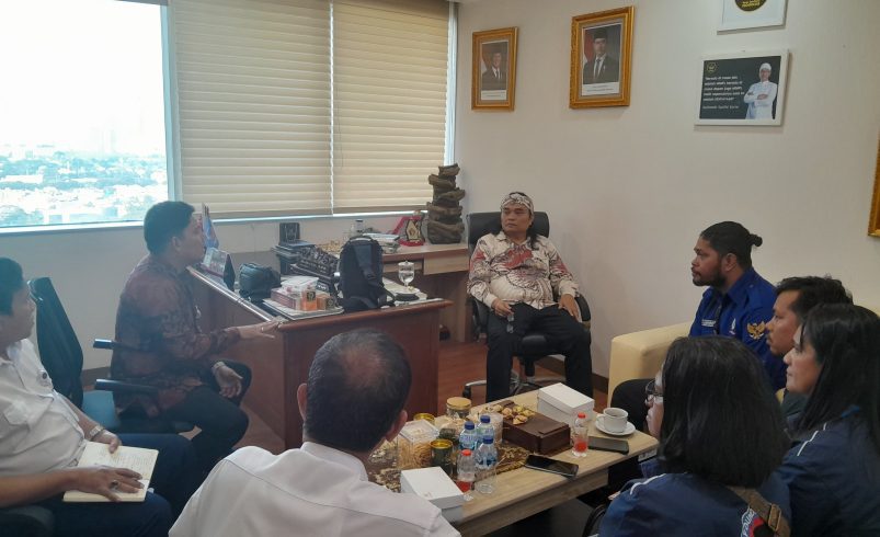 Anggota Komisi IX DPR RI Nurhadi, saat menerima audiensi dari perwakilan Konfederasi Serikat Buruh Sejahtera Indonesia (KSBSI) di ruang kerjanya di Gedung Nusantara I, Senayan, Jakarta, Selasa (29/4/2025). Foto: Ist/vel.