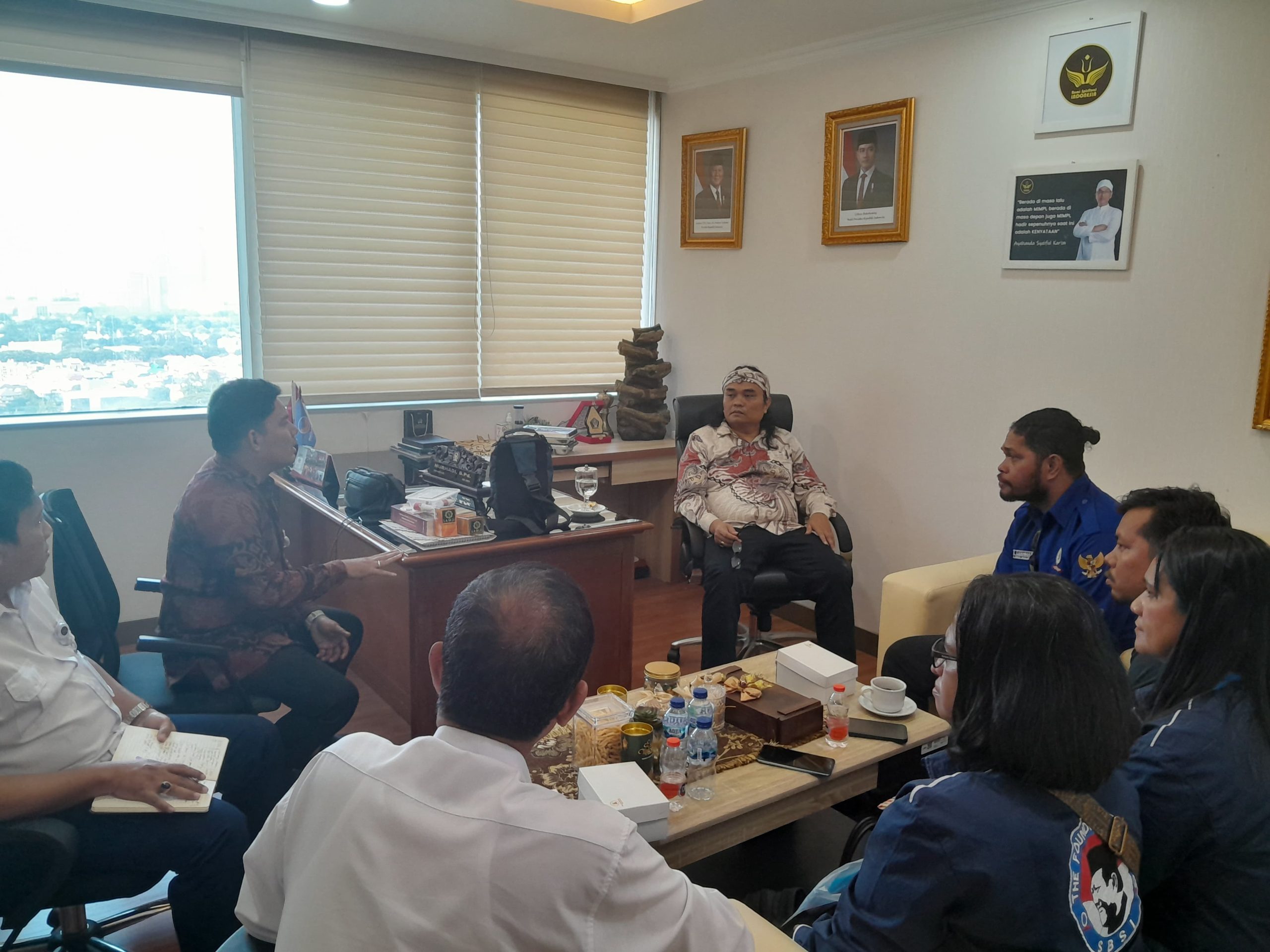 Anggota Komisi IX DPR RI Nurhadi, saat menerima audiensi dari perwakilan Konfederasi Serikat Buruh Sejahtera Indonesia (KSBSI) di ruang kerjanya di Gedung Nusantara I, Senayan, Jakarta, Selasa (29/4/2025). Foto: Ist/vel.