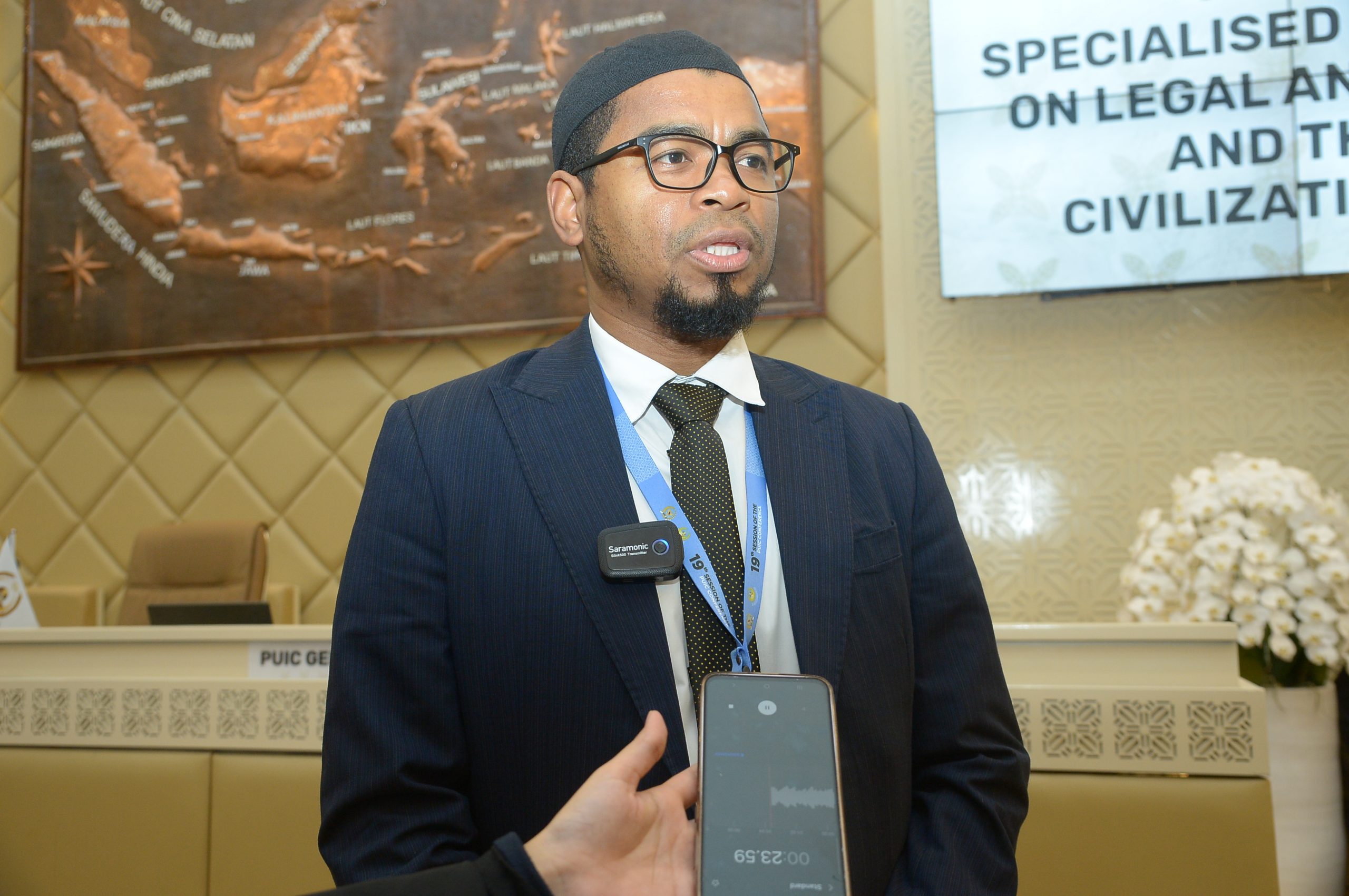 Delegasi Parlemen Mozambik, Suleiman Habibo, saat diwawancara usai mengikuti forum 11th Meeting of the Specialised Standing Committee on Legal and Cultural Affairs and the Dialogue of Civilizations and Religions yang digelar di Gedung Nusantara, DPR RI, Jakarta, Selasa (13/5/2025). Foto: Runi/vel.