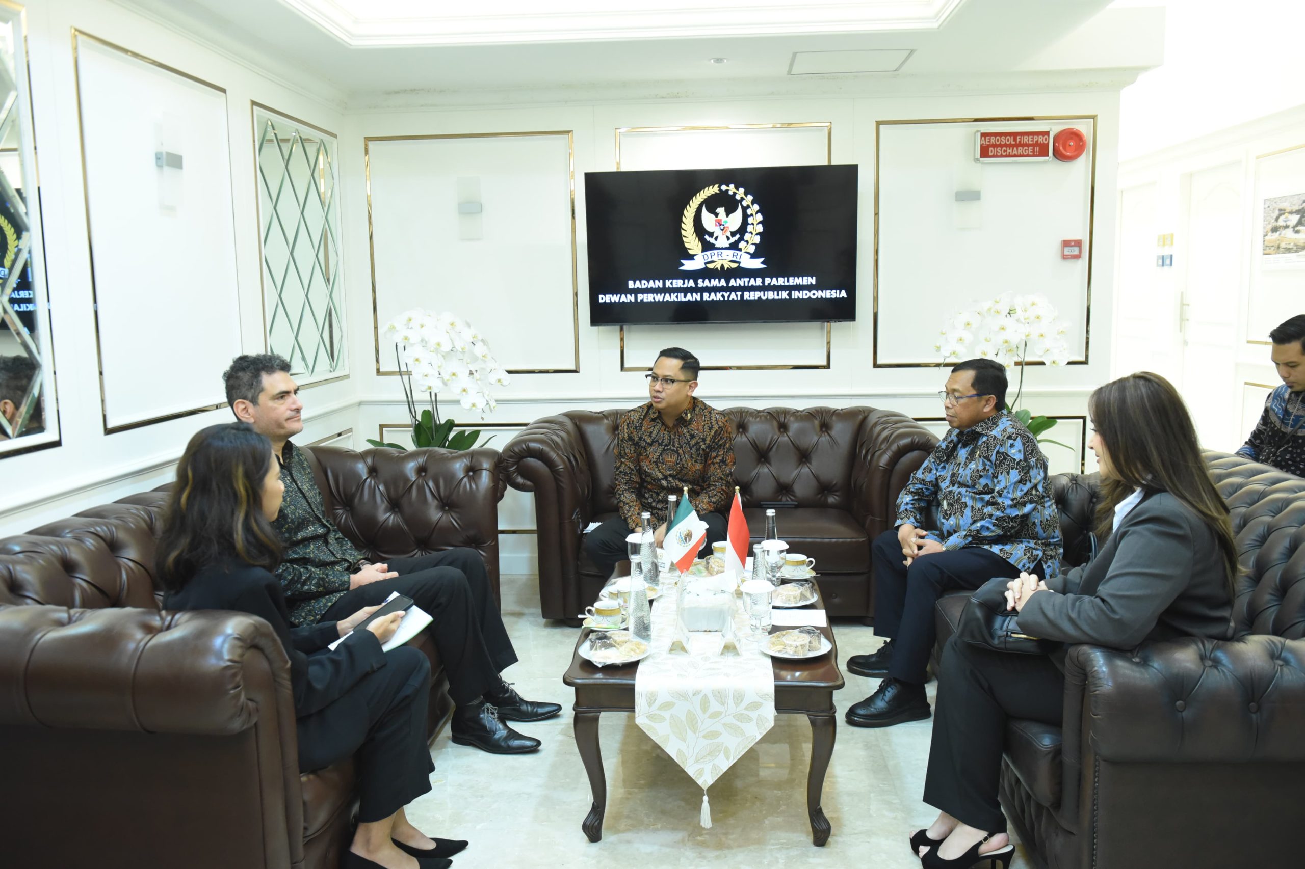 Wakil Ketua Badan Kerja Sama Antar-Parlemen (BKSAP) DPR RI, Bramantyo Suwondo menerima kunjungan perwakilan Kedutaan Besar Meksiko untuk Indonesia pada Jumat (16/5/2025). Foto : Jaka/Andri.