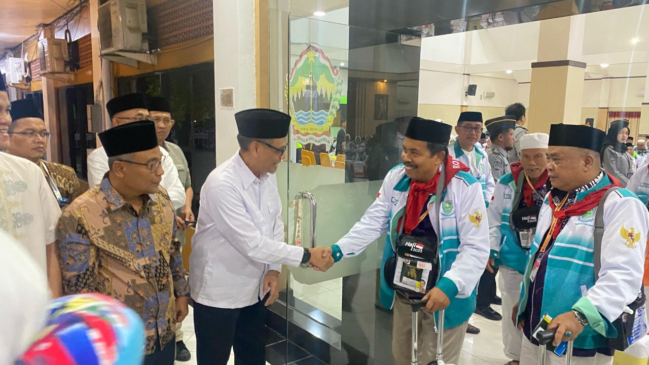 Anggota Komisi VIII DPR RI Abdul Fikri Faqih saat mendampingi keberangkatan 353 jemaah dan 7 petugas haji di kloter perdana ratusan jemaah calon haji (JCH) asal Purbalingga yang tergabung dalam kloter pertama Embarkasi Solo di Gedung Muzdalifah Asrama Haji Donohudan, Boyolali, Jateng. Foto: Ist/vel.