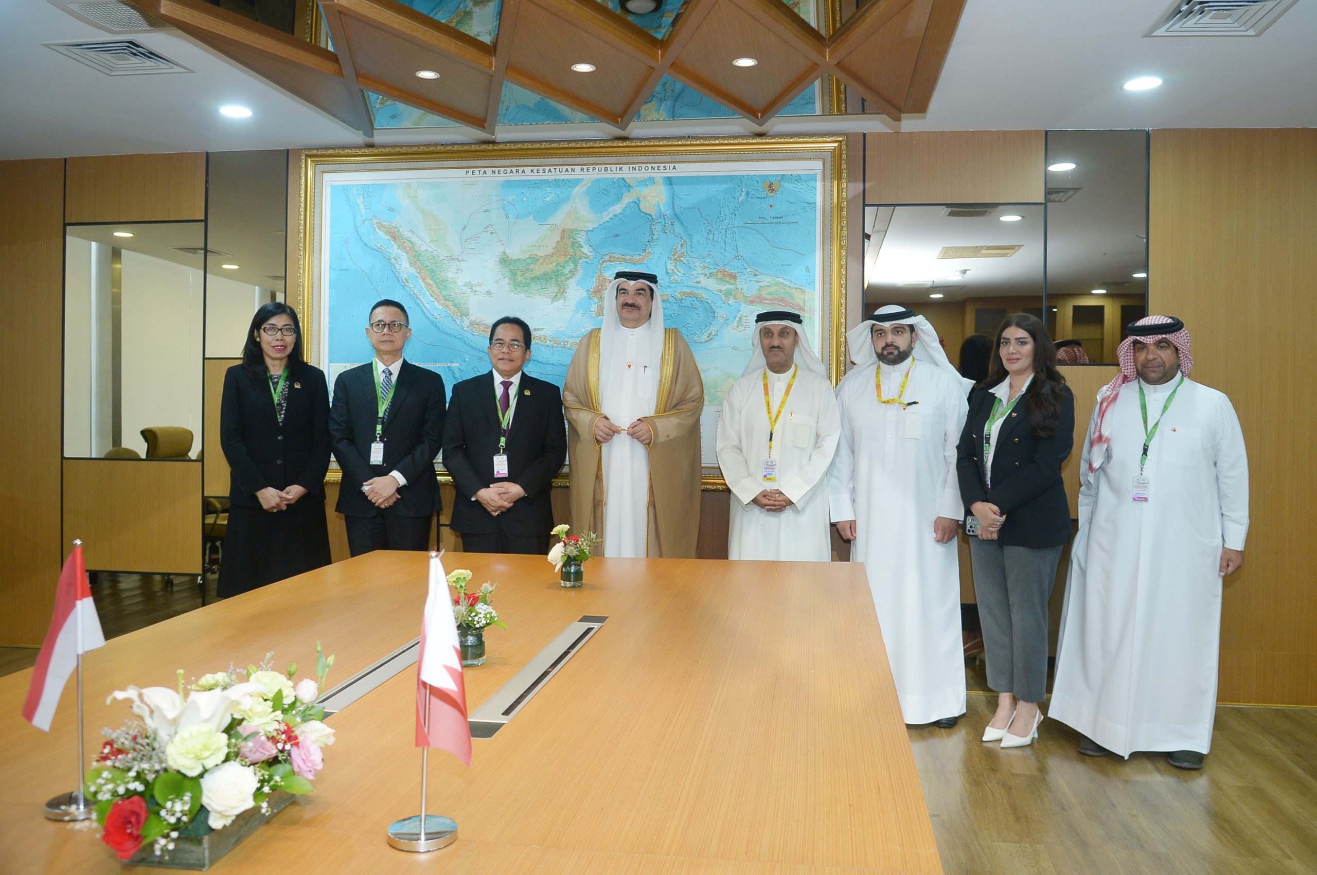 Sekretaris Jenderal DPR RI Indra Iskandar foto bersama usai pertemuan bilateral dengan Sekretaris Jenderal Parlemen Bahrain Mohamed Ibrahim Al sisi Al Buainain di sela pelaksanaan Konferensi ke-19 Persatuan Parlemen Anggota OKI (Organisasi Kerja Sama Islam) atau Parliamentary Union of the OIC Member States (PUIC) di Gedung Nusantara II, DPR RI, Senayan, Jakarta, Senin (12/5/2025). Foto : Runi/Andri.