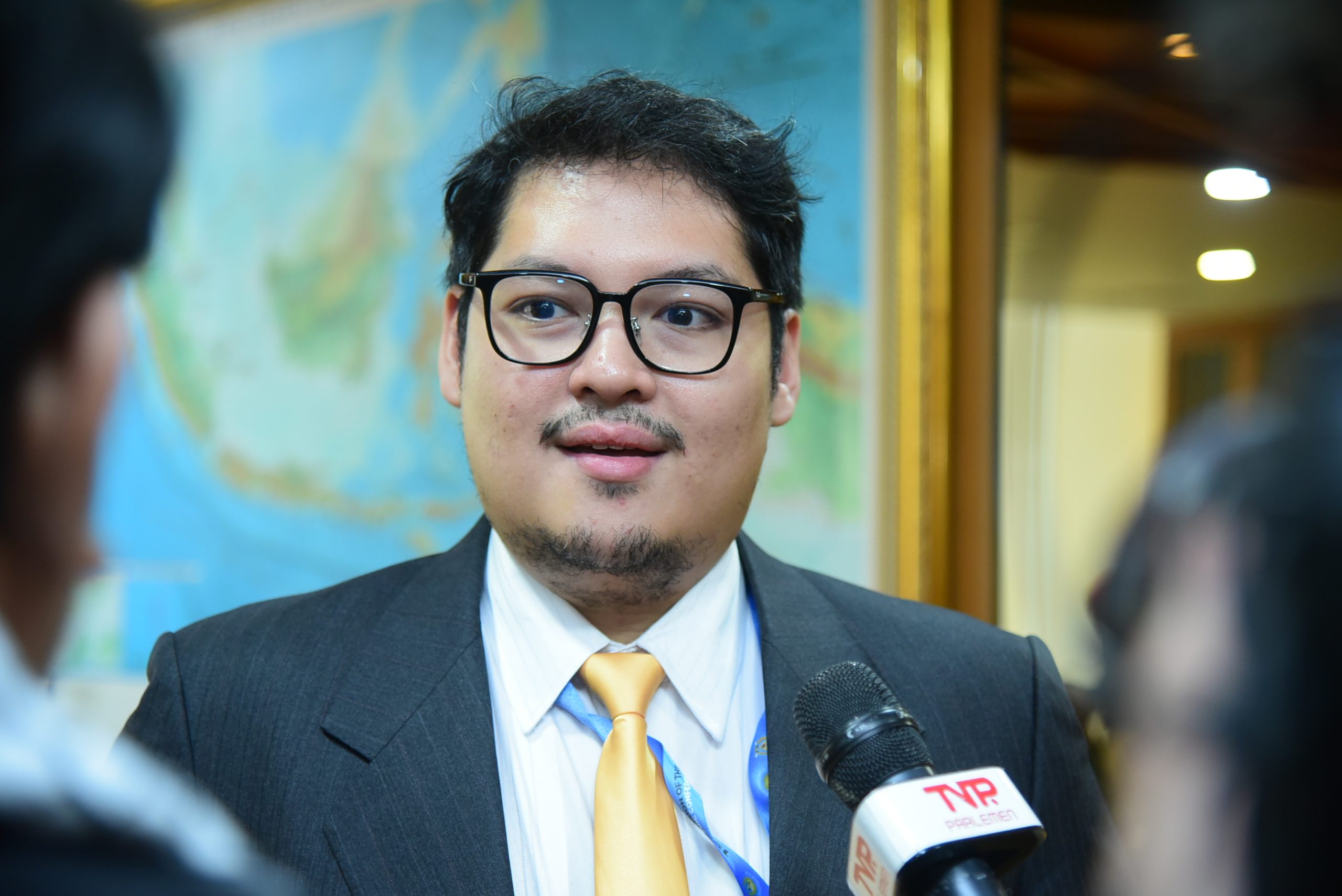 Wakil Ketua Badan Kerja Sama Antar-Parlemen (BKSAP) DPR RI, Ravindra Airlangga, saat diwawancarai di Gedung Nusantara II, Kompleks Parlemen, Senayan, Selasa (13/5/2025). Foto: Oji/vel.