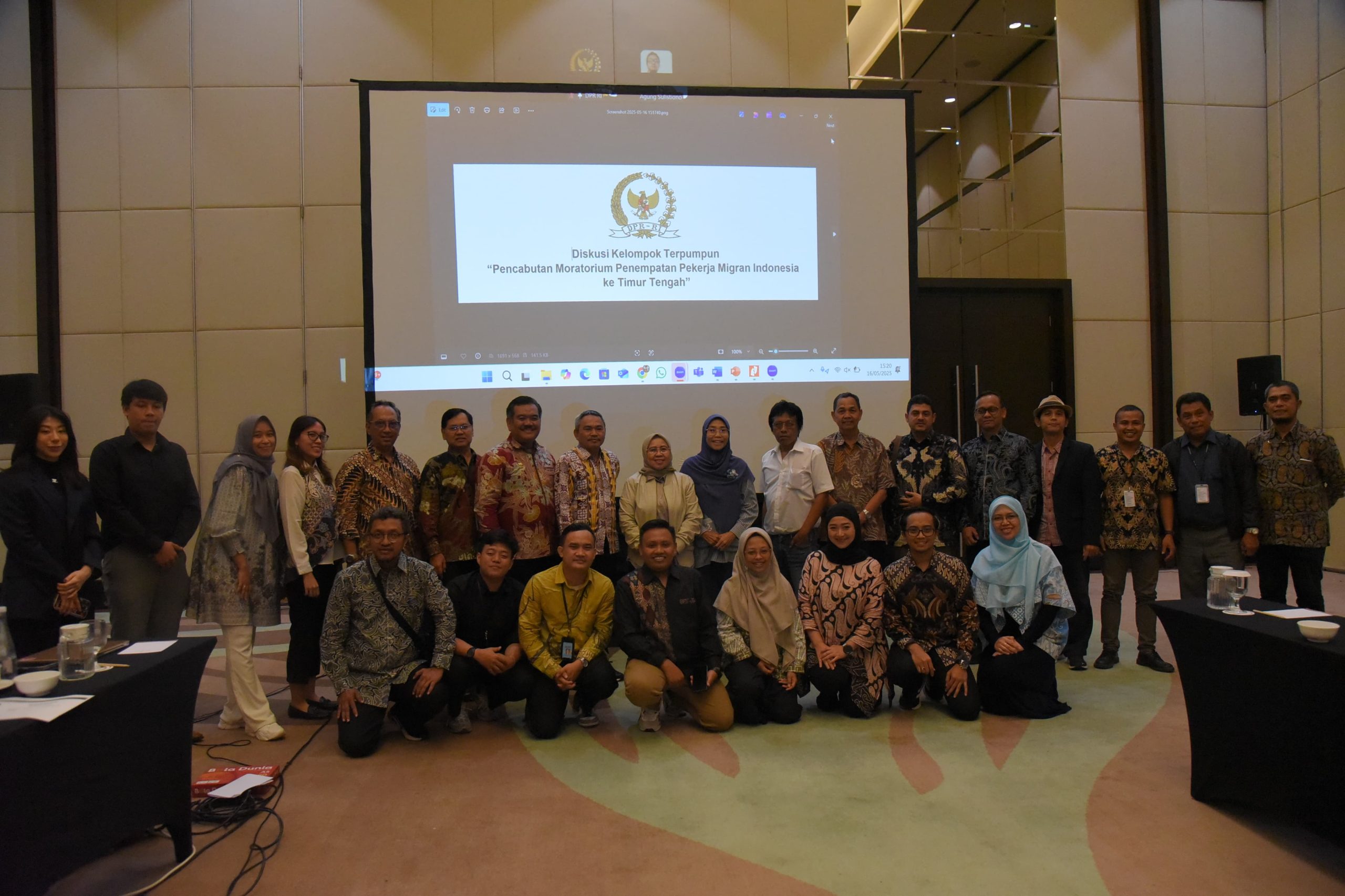 Ketua BAM, Netty Prasetiyani, dalam foto bersama usai acara Focus Group Discussion (FGD) untuk membahas pencabutan moratorium pengiriman pekerja migran ke kawasan Timur Tengah di Depok, Jawa Barat, pada Jumat (16/05/2025). Foto: Estu/vel.