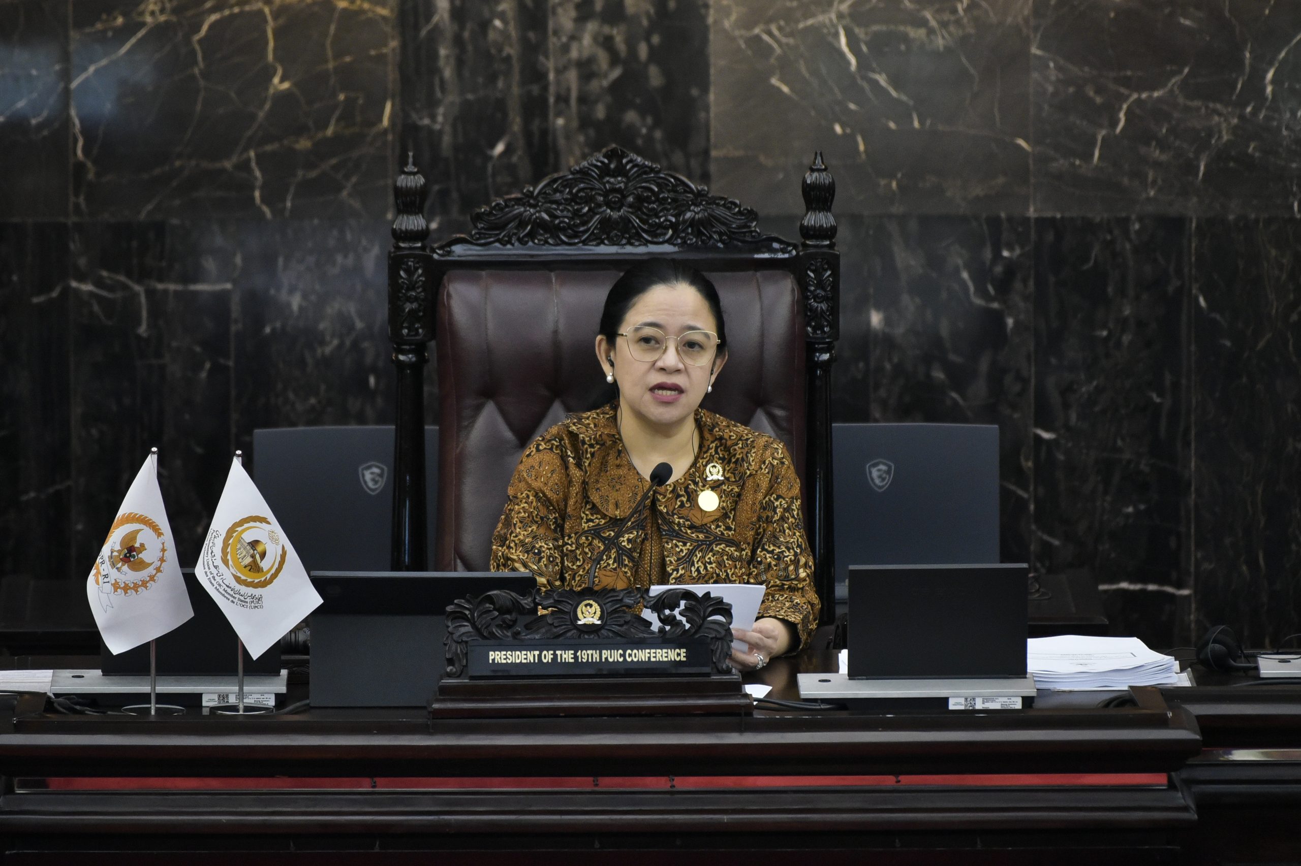 Ketua DPR RI sekaligus Presiden baru Uni Parlemen Negara-negara OKI (PUIC), Puan Maharani, saat menutup Work Session Konferensi ke-19 PUIC di Ruang Paripurna DPR RI, Jakarta, Rabu (15/5/2025). Foto: Munchen/vel.