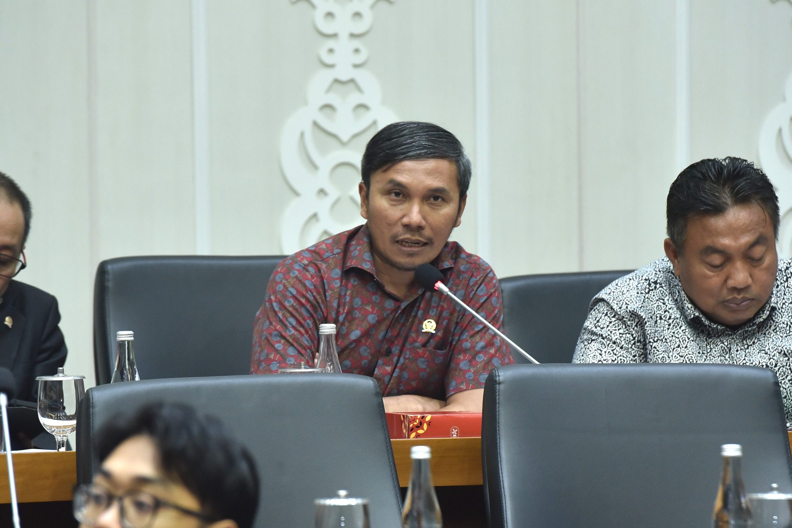 Anggota Badan Legislasi (Baleg) DPR RI, Edi Purwanto, dalam rapat pleno dan rapat dengar pendapat Baleg dengan Kementerian ATR/BPN, Kementerian Kehutanan, Kementerian KLHK, Kementerian Pertanian, Kepala Badan Informasi Geospasial, dan Kepala BNN di Jakarta, Rabu (30/04/2025). Foto: Geraldi/vel.