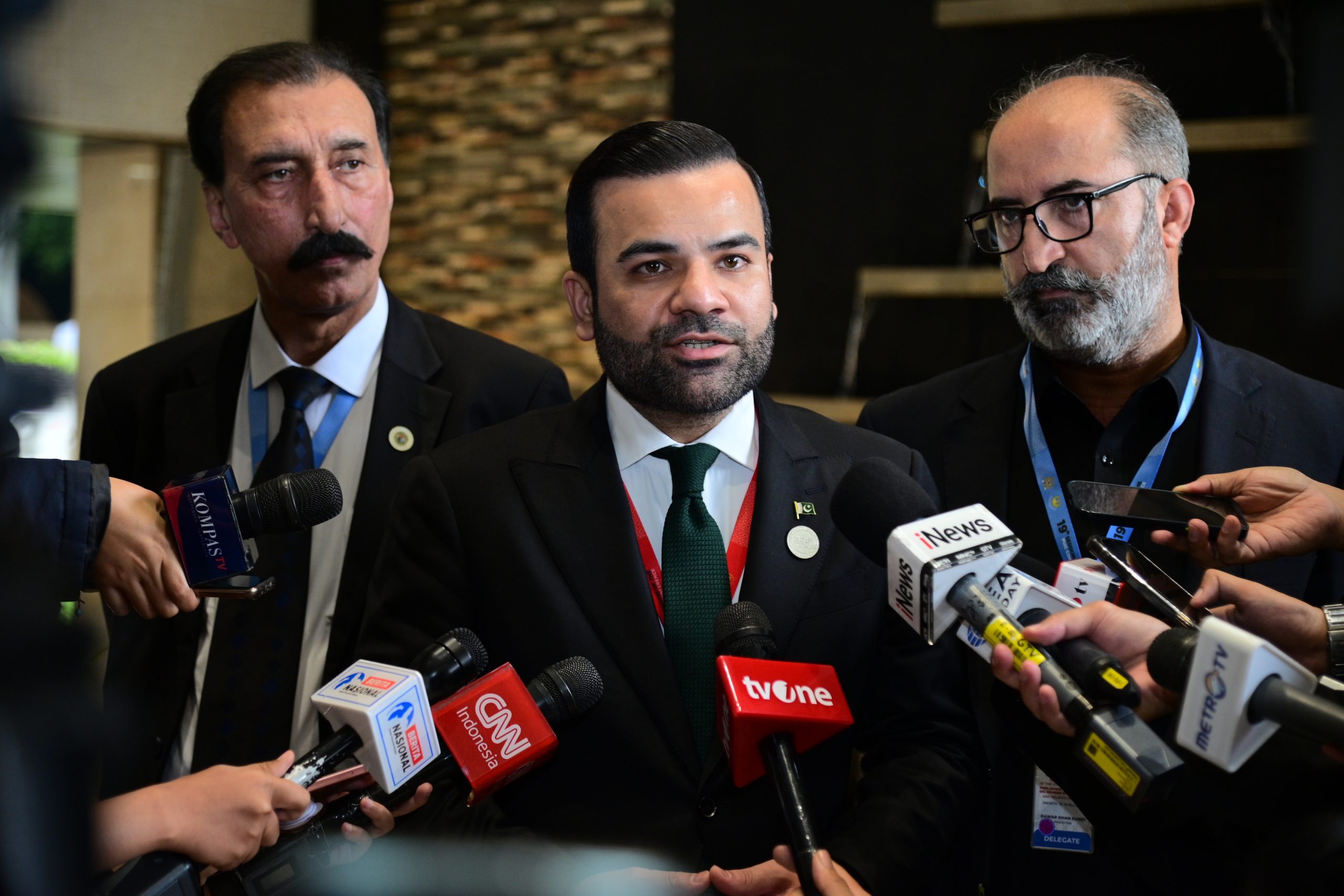 Ketua Delegasi Parlemen Pakistan, Barrister Aqeel Malik saat doorstop oleh media di Kompleks Parlemen, Senayan, Jakarta, Kamis (15/5/2025). Foto : Farhan/Andri.