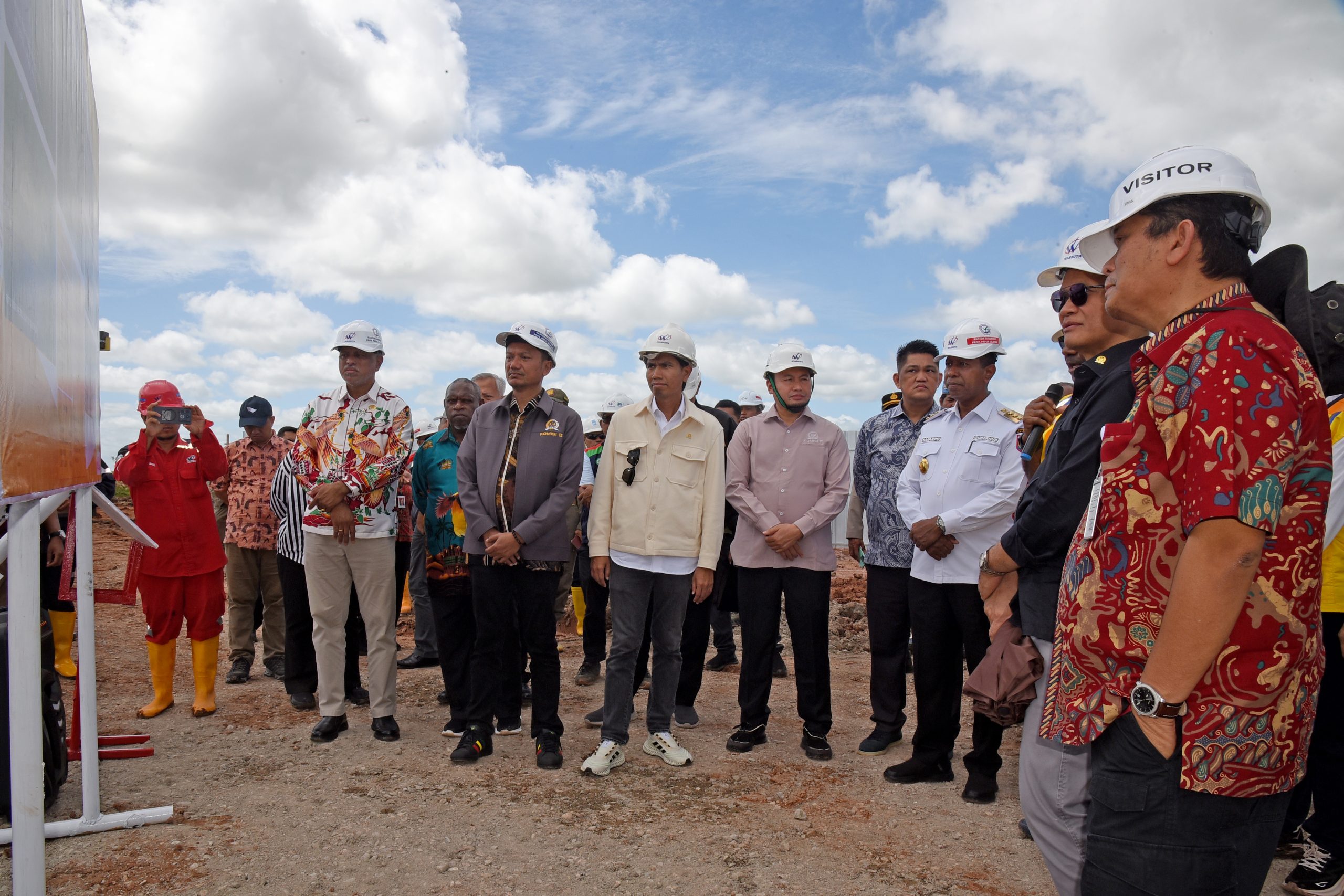 Anggota Komisi II DPR RI Indrajaya saat mengikuti Tim Panja langsung meninjau beberapa titik lokasi pembangunan di Provinsi Papua Selatan di Merauke, Provinsi Papua Selatan, Jum'at (16/5/2025). Foto : Devi/Andri.