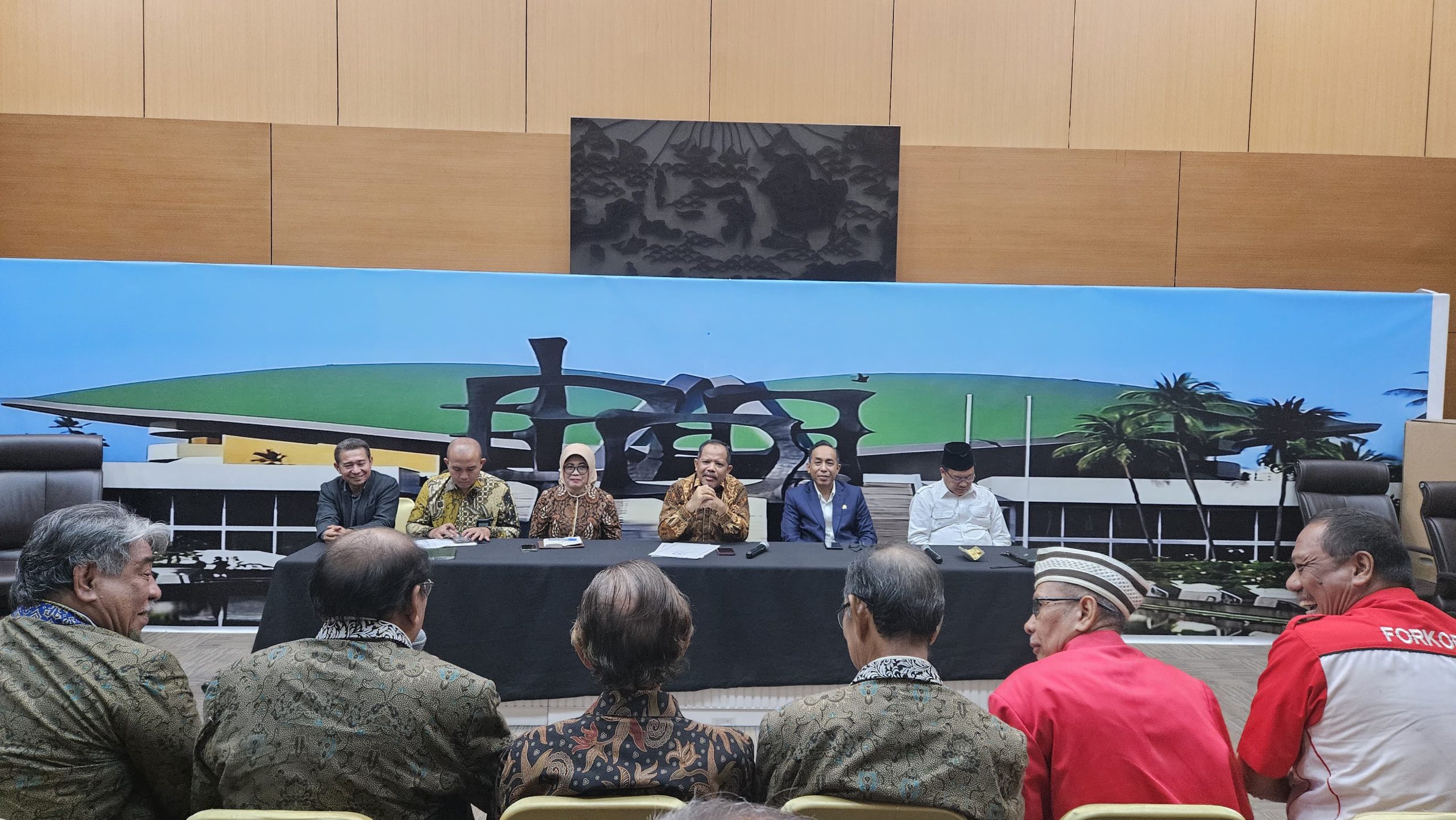 Anggota DPR RI dari Daerah Pemilihan NTB I Pulau Sumbawa, Johan Rosihan, saat menerima para tokoh dari Komite Perjuangan Pemekaran Provinsi Sumbawa di Ruang Media Center DPR RI, Selasa (20/5/2025). Foto: Ist/vel.