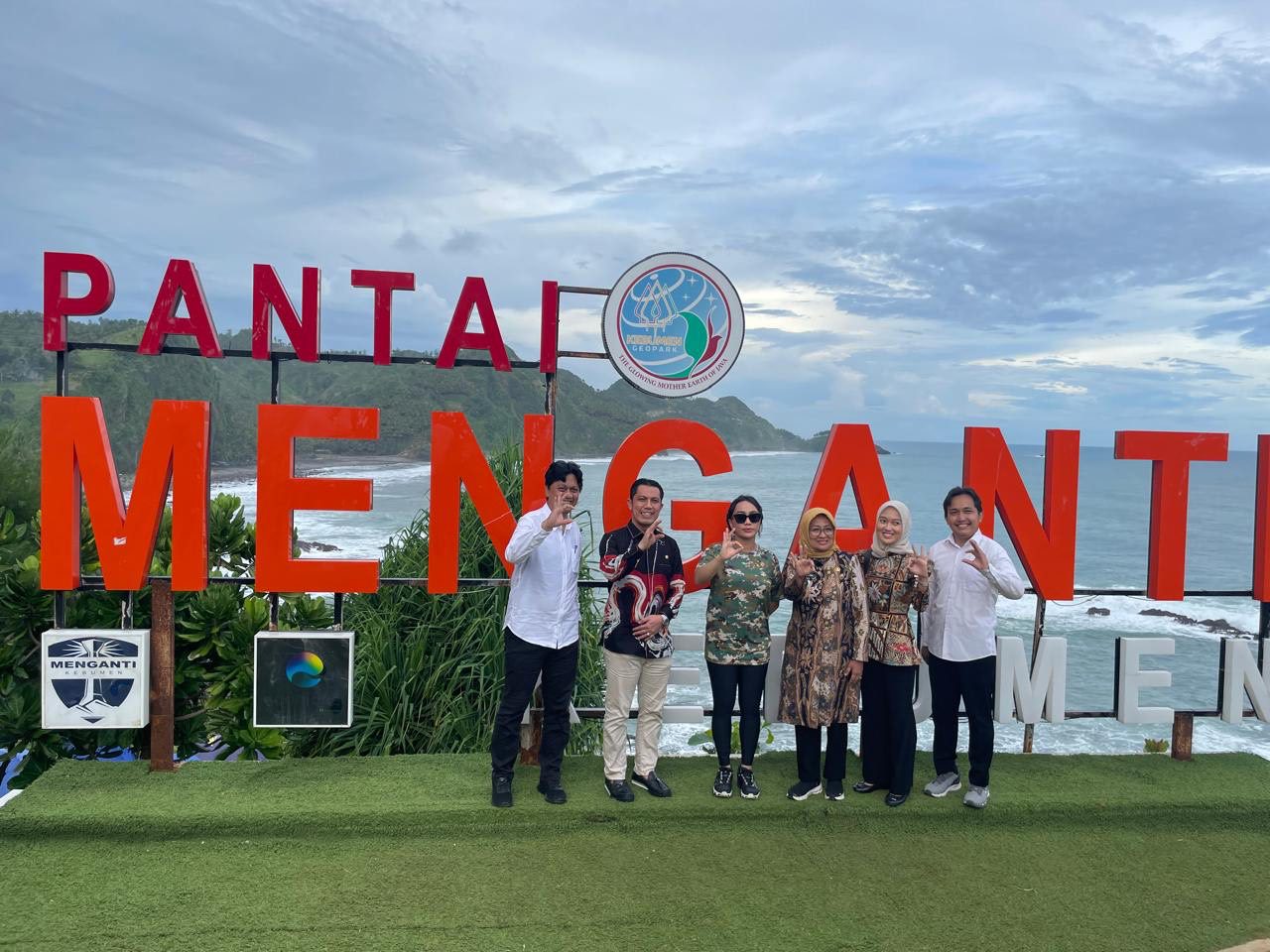 Anggota DPR RI Aqib Ardiansyah bersama Utusan Khusus Presiden RI Bidang Pariwisata Zita Anjani meninjau langsung kawasan UNESCO Global Geopark Kebumen, Jumat (2/5/2025). Foto: Ist/vel.