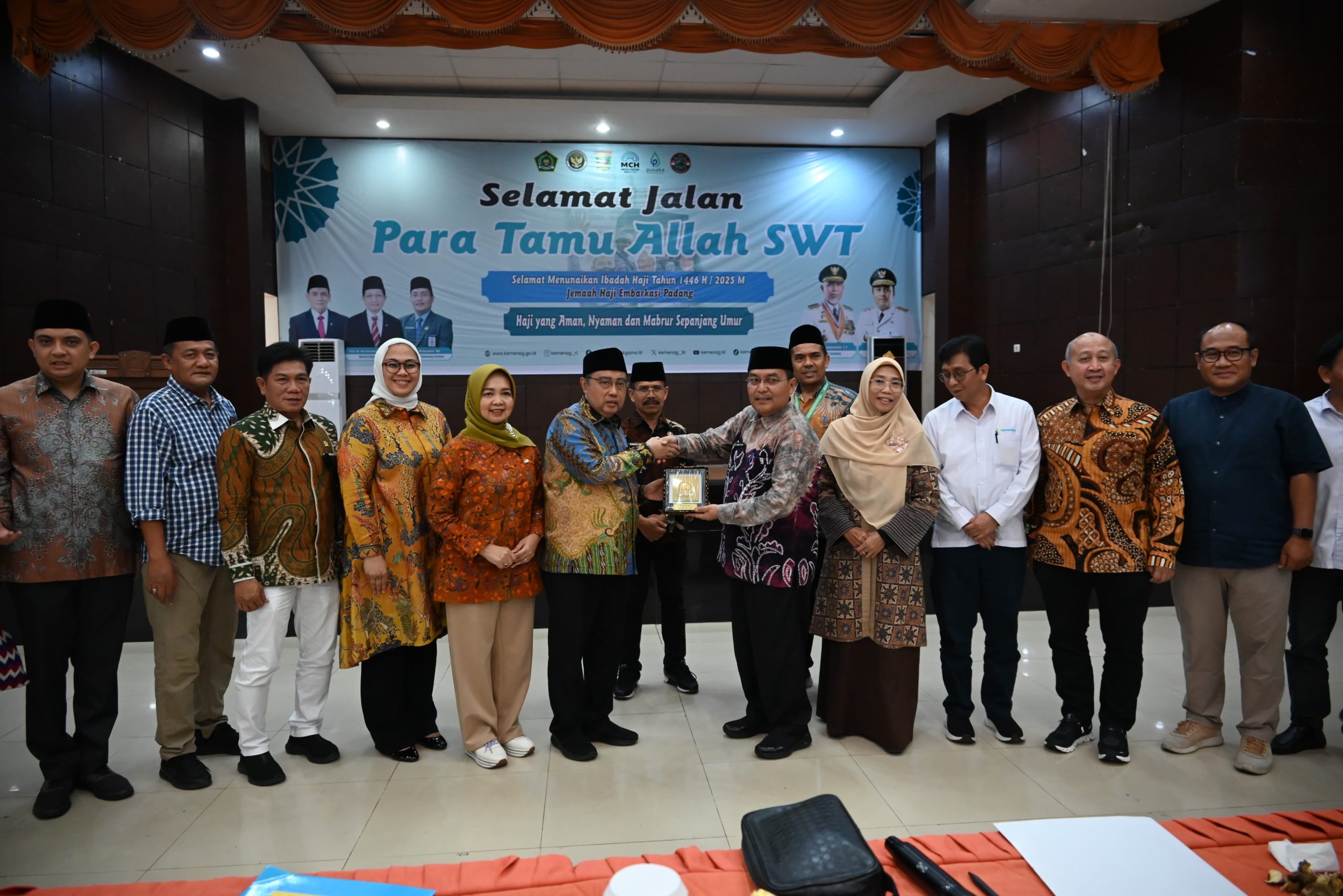 Wakil Ketua Komisi IX DPR RI, Yahya Zaini, saat bertukar cenderamata di sela-sela kunjungan kerja ke Embarkasi Haji Padang, Sumatera Barat, Kamis (8/5/2025). Foto: Agung/vel.