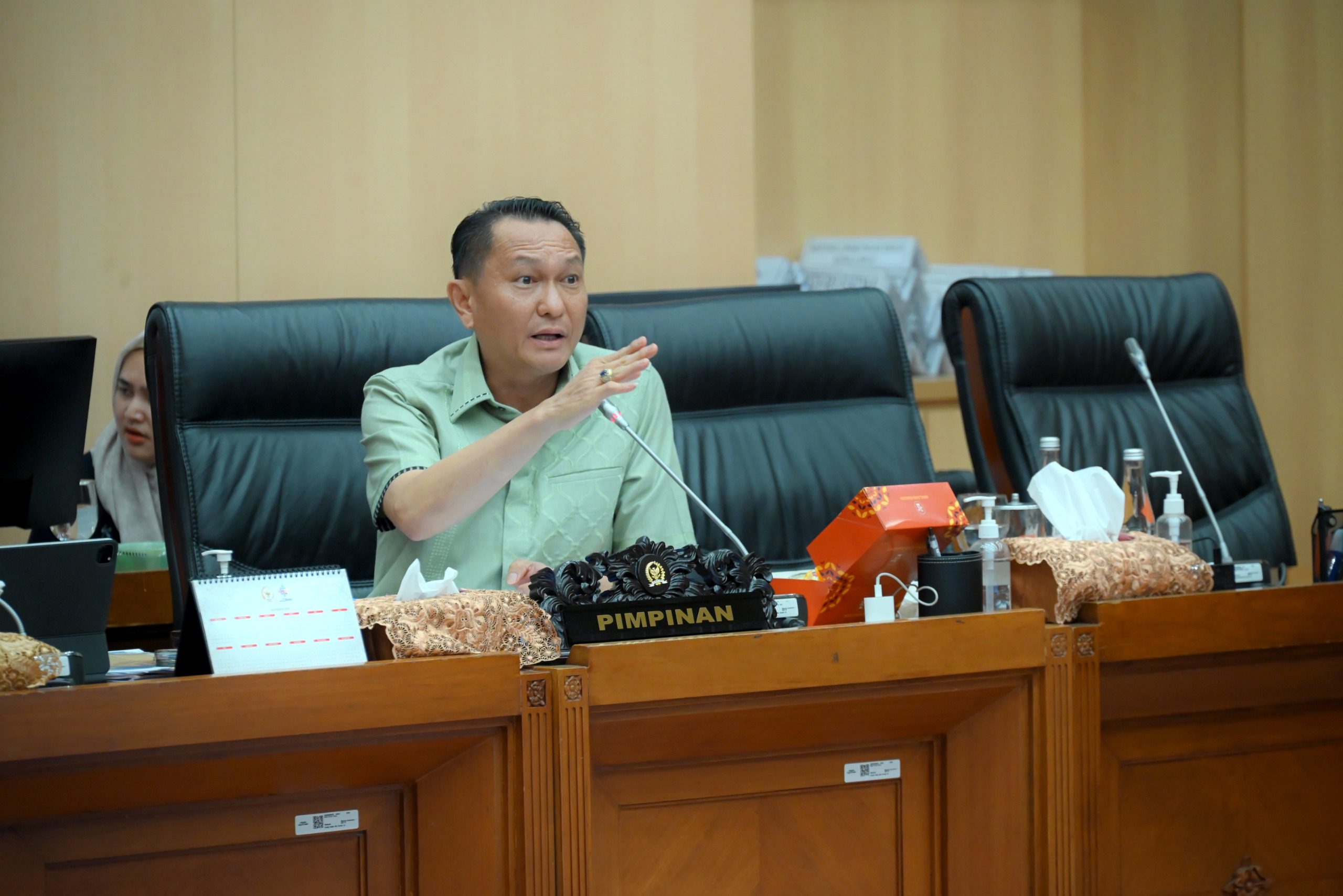 Ketua Komisi XII DPR RI, Bambang Patijaya, saat Rapat Dengar Pendapat (RDP) bersama Kepala BAPETEN, Dirjen EBTKE Kementerian ESDM, Kepala BRIN, serta Rapat Dengar Pendapat Umum (RDPU) dengan Dirut PT Industri Nuklir Indonesia (INUKI) dan Ketua Himpunan Masyarakat Nuklir Indonesia (HIMNI) di Gedung Nusantara I, Senayan, Jakarta, Rabu (30/4/2025). Foto: Mentari/vel.