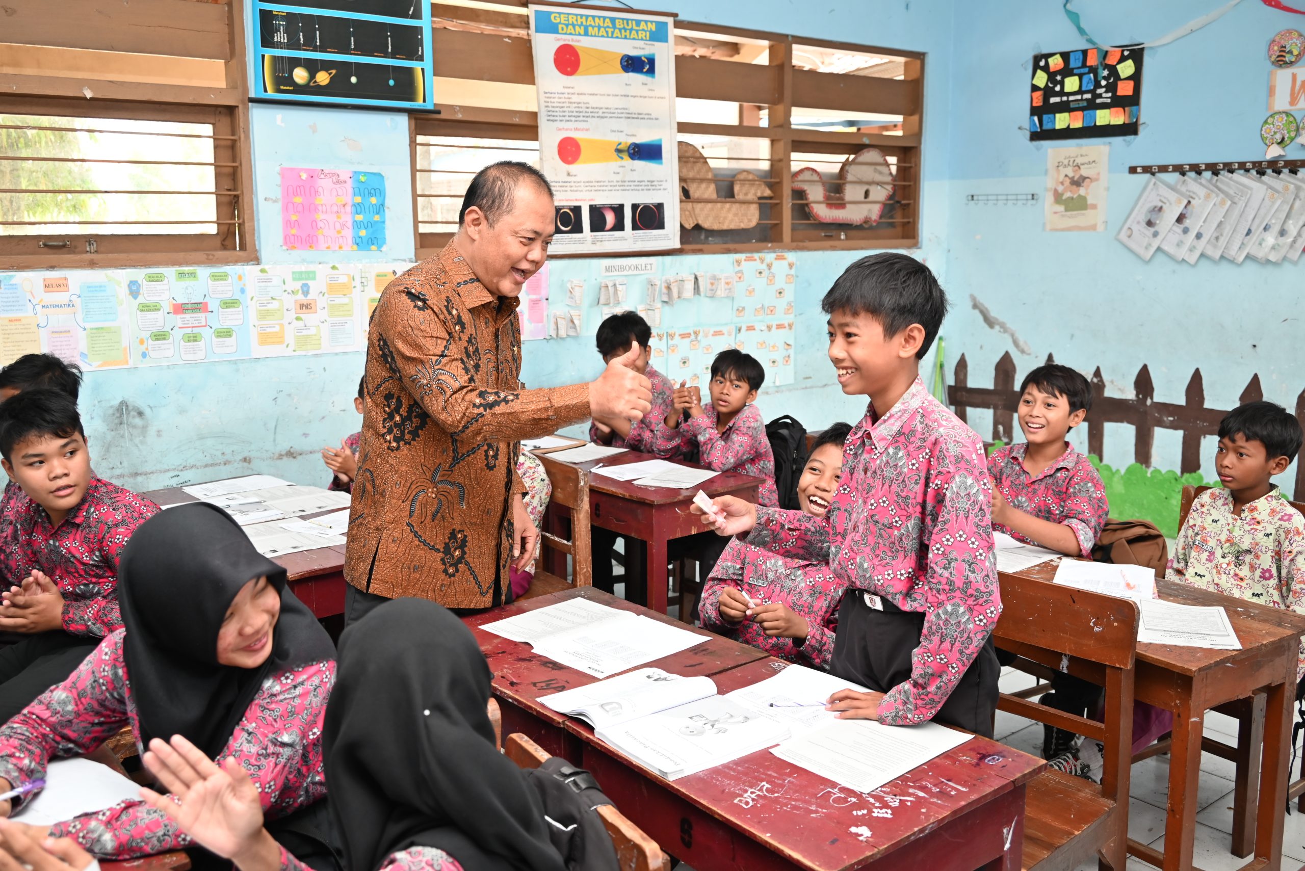 Anggota Komisi X DPR RI, Juliyatmono usai pertemuan antara Tim Panja Pendidikan 3T dan Daerah Marginal Komisi X DPR RI dengan pemangku kepentingan pendidikan di Kabupaten Boyolali, di Kantor Bupati Boyolali, Jateng, Kamis (15/05/2025). Foto : Rizki/Andri.