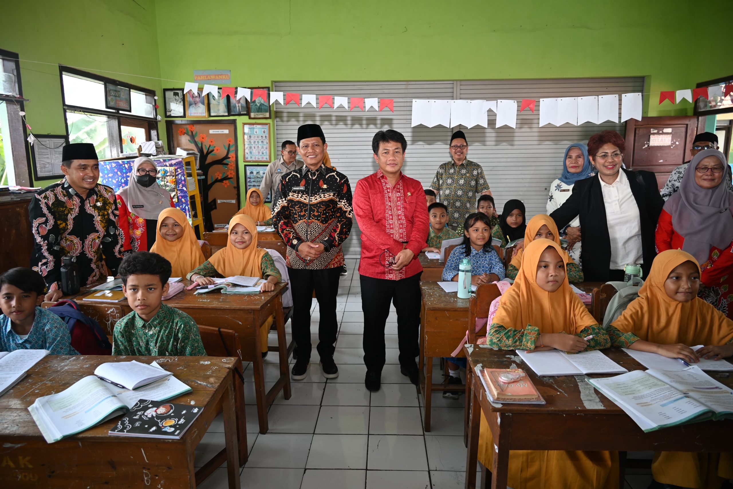 Anggota Komisi X DPR RI, Bonnie Triyana saat pertemuan Panja Pendidikan di Daerah 3T (Tertinggal, Terdepan, dan Terluar) dan Daerah Marginal melakukan kunjungan kerja spesifik ke Kota Pasuruan, Jawa Timur, Kamis (15/5/2025). Foto : Eko/Andri.