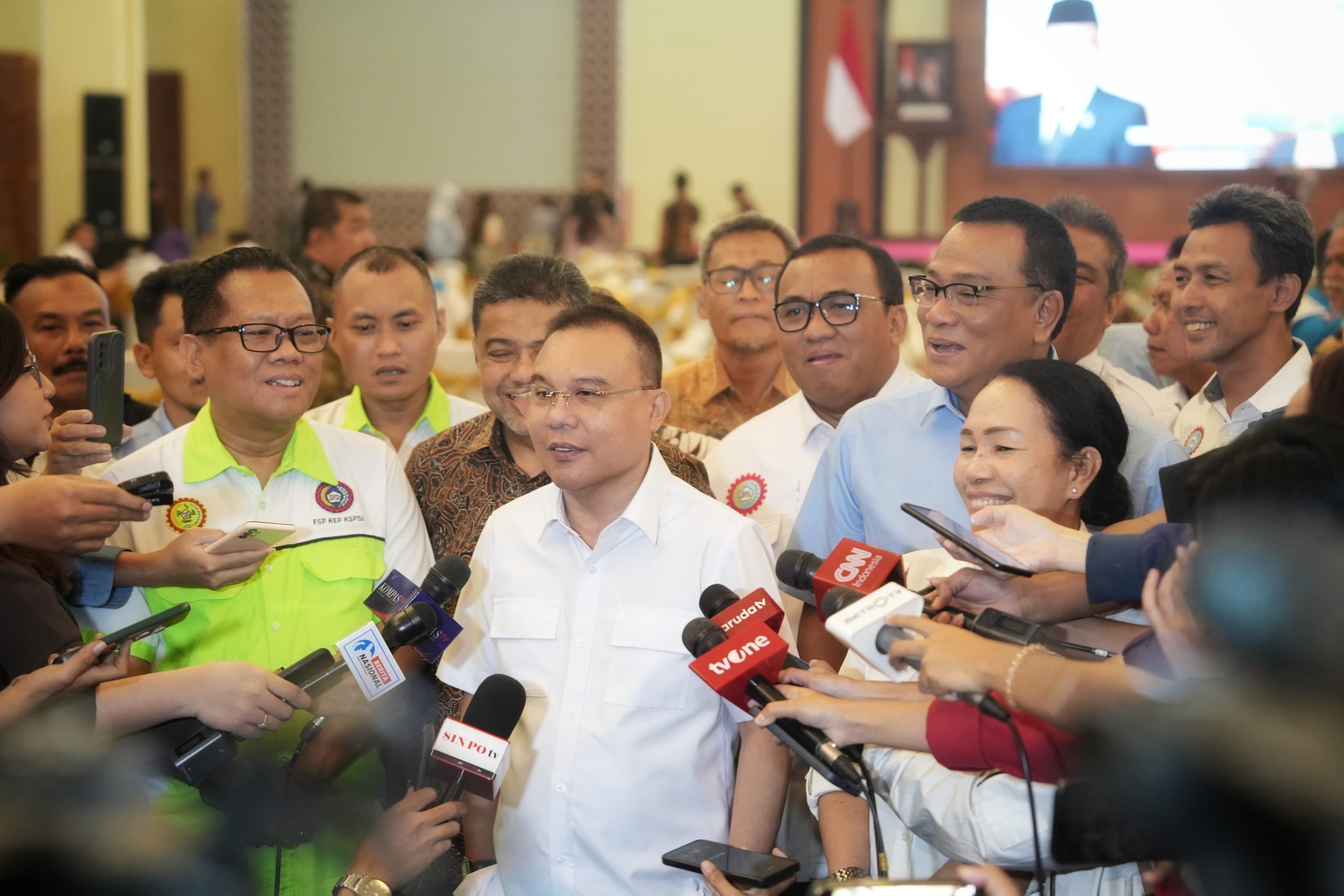 Wakil Ketua DPR RI Sufmi Dasco Ahmad, saat wawancara dengan Parlementaria dan awak media usai membuka acara ‘Silaturahmi Wakil Ketua DPR RI Sufmi Dasco Ahmad, S.H, M.H dengan Federasi Serikat Pekerja/Serikat Buruh’ yang digelar di Ruang Pustakaloka, Gedung Nusantara IV DPR RI, Senayan, Jakarta, Rabu (30/4/2025). Foto: Yoga/vel.