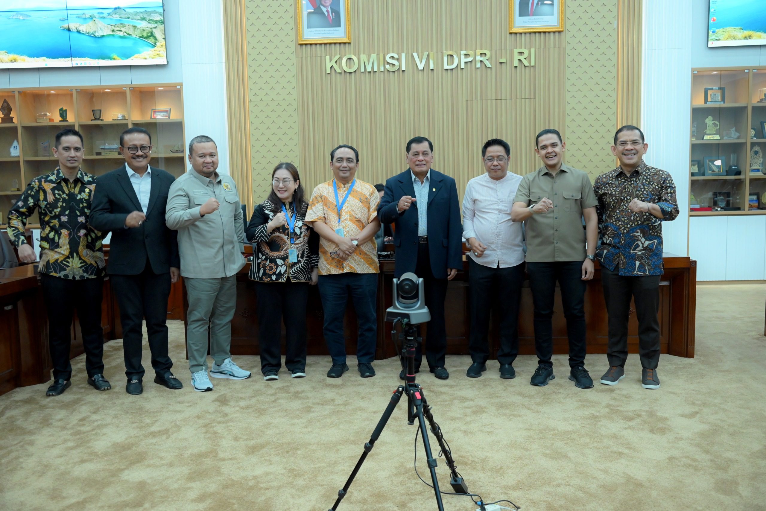 Wakil Ketua Komisi VI DPR RI, Nurdin Halid, dalam foto bersama usai Rapat Dengar Pendapat Umum (RDPU) Panitia Kerja (Panja) RUU Perlindungan Konsumen Komisi VI DPR RI dengan Prof. Dr. Rizal Edy Halim, Dr. Henny Marlyna, S.H., M.H., M.LI. dan Prof. Andri Wibisono, S.H., LL.M. di Gedung Nusantara I, Senayan, Jakarta, Rabu (30/4/2025). Foto: Mentari/vel.