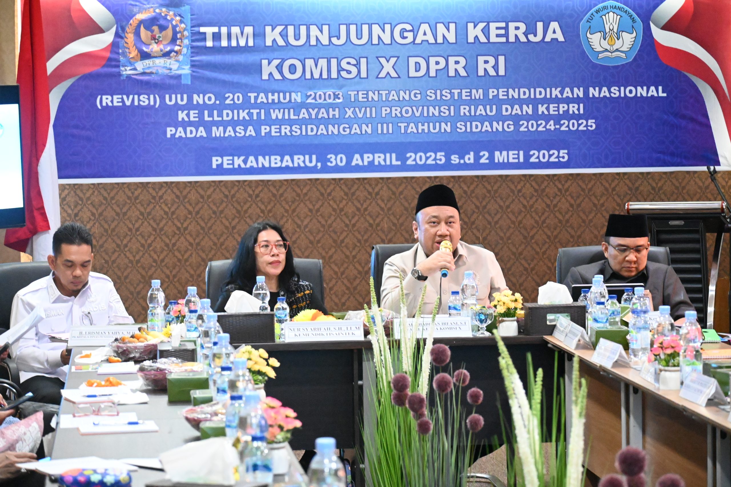 Wakil Ketua Komisi X DPR RI Lalu Hadrian Irfani, saat memimpin Kunjungan Kerja Spesifik Komisi X DPR RI ke Kantor LLDIKTI Wilayah XVII di Pekanbaru, Riau, Rabu (30/5/2025). Foto: Prima/vel.
