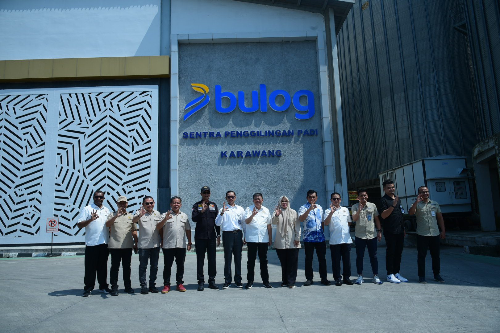 Tim Panitia Kerja (Panja) Penyerapan Gabah dan Jagung Komisi IV DPR RI yang dipimpin oleh Ketua Panja Alex Indra Lukman, usai melakukan inspeksi mendadak (sidak) ke Sentra Penggilingan Padi (SPP) milik Perum Bulog di Karawang, Jawa Barat, Rabu (30/4/2025). Foto: Oji/vel.