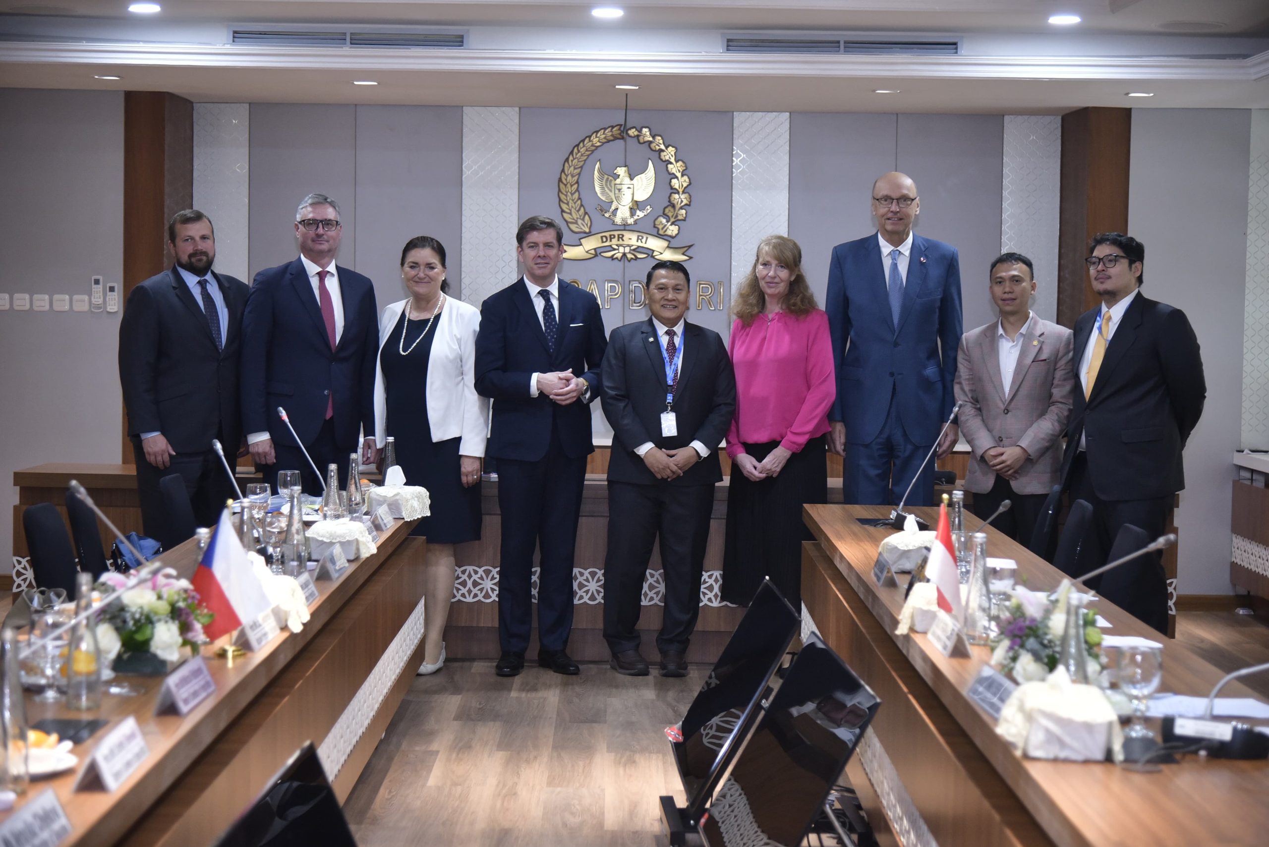 Ketua BKSAP DPR RI, Mardani Ali Sera, bersama Pimpinan BKSAP lainnya saat menerima kunjungan delegasi parlemen Republik Ceko yang dipimpin oleh Wakil Ketua Parlemen Republik Ceko Jan Bartosek di Gedung Nusantara III, Senayan, Jakarta, Selasa (13/5/2025). Foto: Munchen/vel.