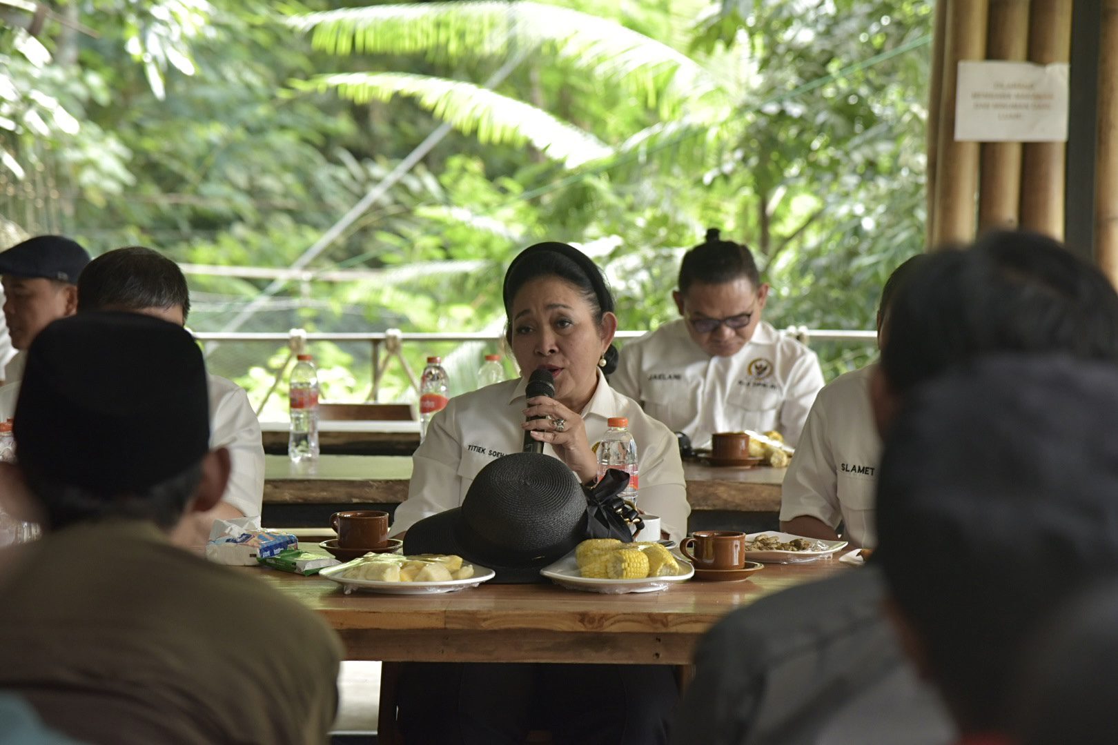Ketua Komisi IV DPR RI Siti Hediati Soeharto saat serap aspirasi dengan kelompok-kelompok petani di Situ Gunung, Kecamatan Kadudampit, Kabupaten Sukabumi, Provinsi Jawa Barat, Senin (19/05/2025). Foto: Dipa/vel.