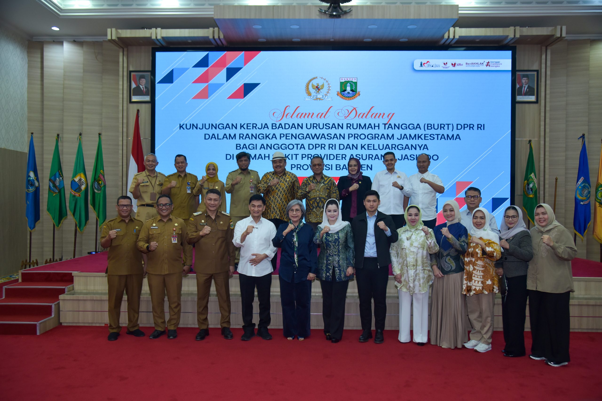 Ketua BURT DPR RI Rizki Aulia Rahman Natakusumah foto bersama usai kunjungan kerja di Kantor Wakil Gubernur Banten, Senin (19/05/2025). Foto : Eno/Andri.