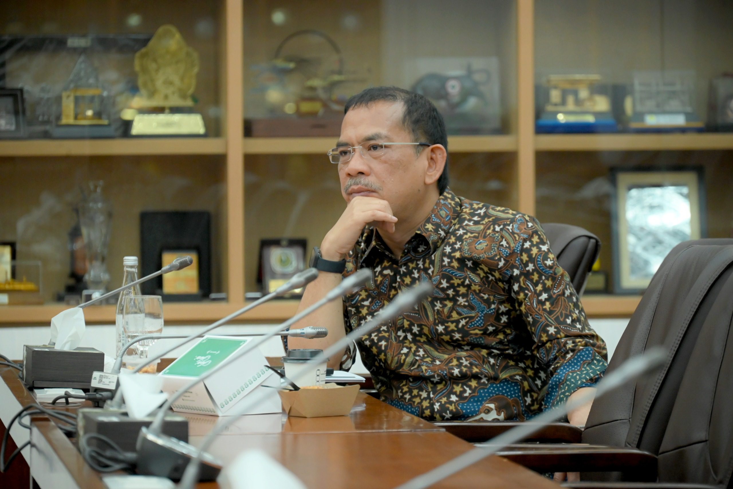Anggota Komisi VI DPR RI Asep Wahyuwijaya saat Rapat Dengar Pendapat Umum (RDPU) Panitia Kerja (Panja) RUU Perlindungan Konsumen Komisi VI DPR RI dengan Prof. Dr. Rizal Edy Halim, Dr. Henny Marlyna, S.H., M.H., M.LI. dan Prof. Andri Wibisono, S.H., LL.M. di Gedung Nusantara I, Senayan, Jakarta, Rabu (30/4/2025). Foto: Mentari/vel.
