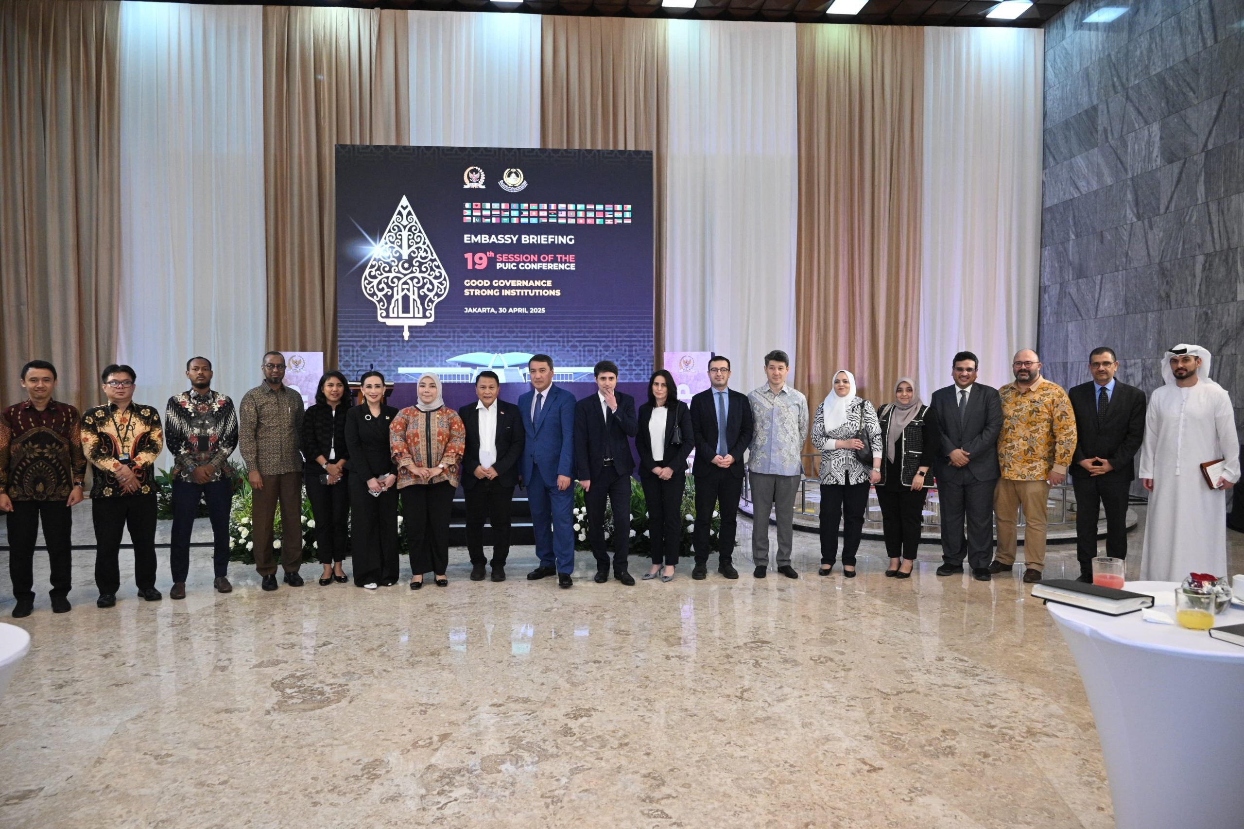 Ketua Badan Kerja Sama Antar-Parlemen (BKSAP) Mardani Ali Sera, dalam foto bersama usai Embassy Briefings dalam rangka sosialisasi penyelenggaraan sidang ke-19 Session of the Conference of the PUIC & other related meetings, di Lobi Gedung Nusantara, DPR RI, Senayan, Jakarta, Rabu (30/4/2025). Foto: Farhan/vel.