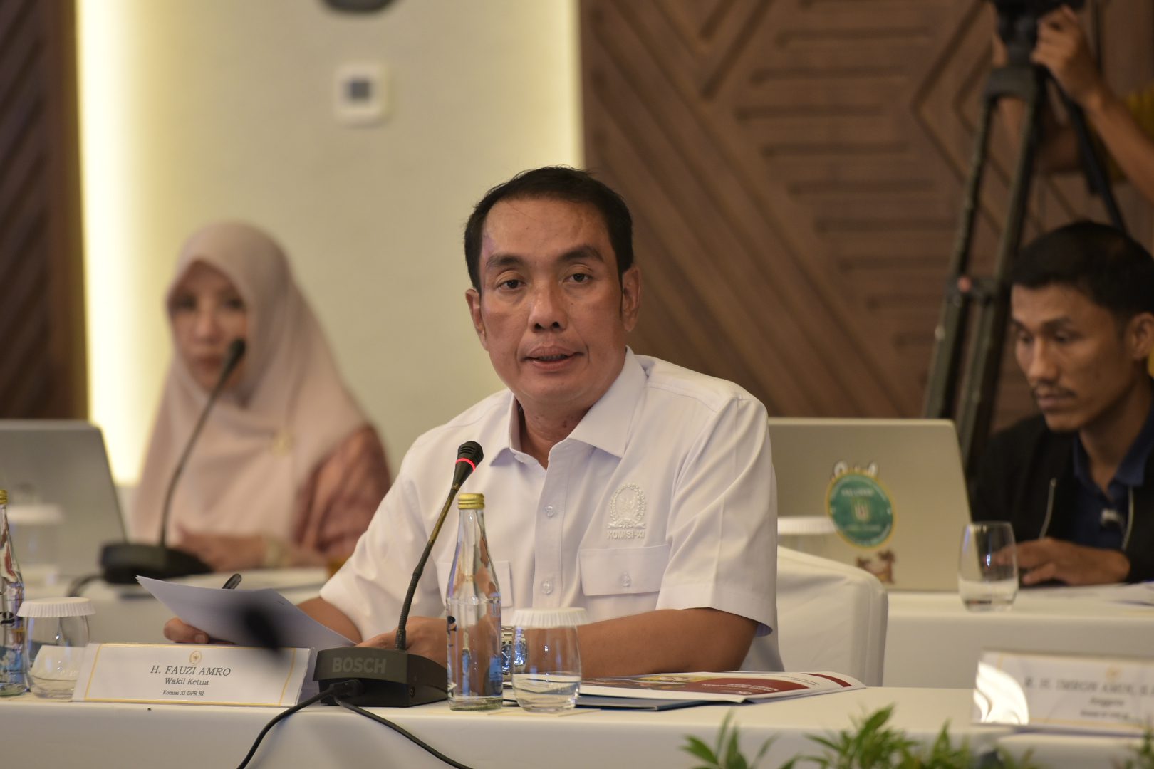 Ketua Tim Kunjungan Kerja Spesifik Komisi XI DPR RI, Fauzi Amro, saat memimpin pertemuan dengan OJK, perwakilan Himbara, Bank NTB, dan Lembaga Keuangan Nonbank di ITDC Mandalika Tourism Complex, Kuta, Rabu (30/4/2025). Foto: Andri/vel.