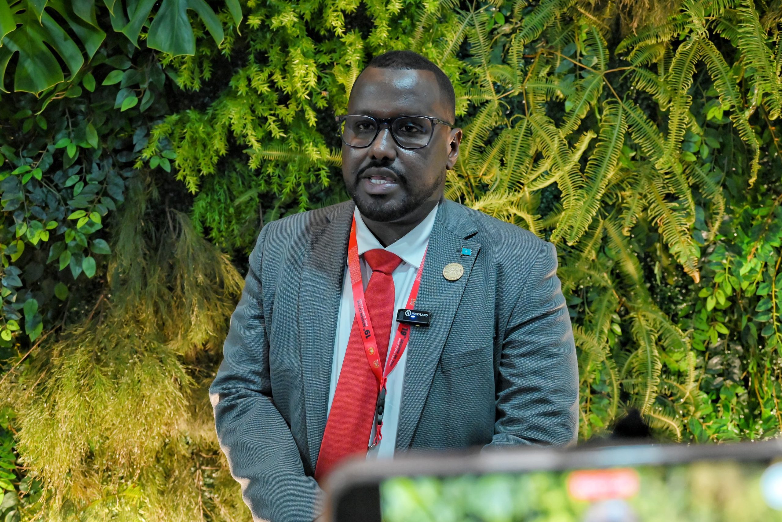 Wakil Ketua Parlemen Somalia, Abdullahi Omar Abshir, saat diwawancarai Parlementaria di sela-sela agenda Konferensi ke-19 Persatuan Parlemen Negara-Negara Anggota OKI (PUIC), Senin (12/5/2025). Foto: Tari/vel.