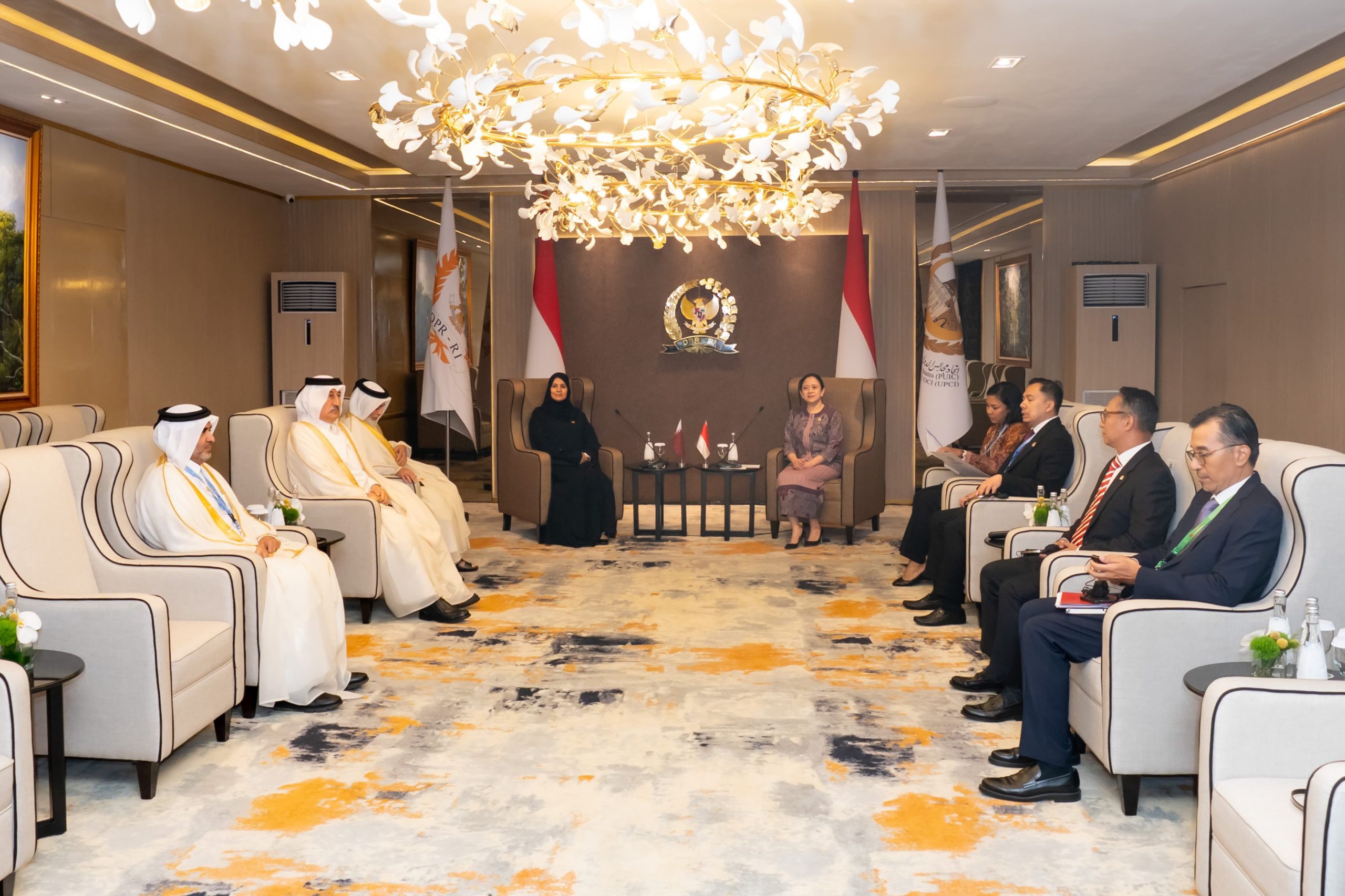 Ketua DPR RI Puan Maharani saat melakukan pertemuan bilateral dengan Wakil Ketua Parlemen Qatar, Hamda Binti Hassan, di sela Konferensi ke-19 Parliamentary Union of the OIC Member States (PUIC) di Gedung DPR RI, Jakarta, Rabu (14/5/2025). Foto: Ist/vel.