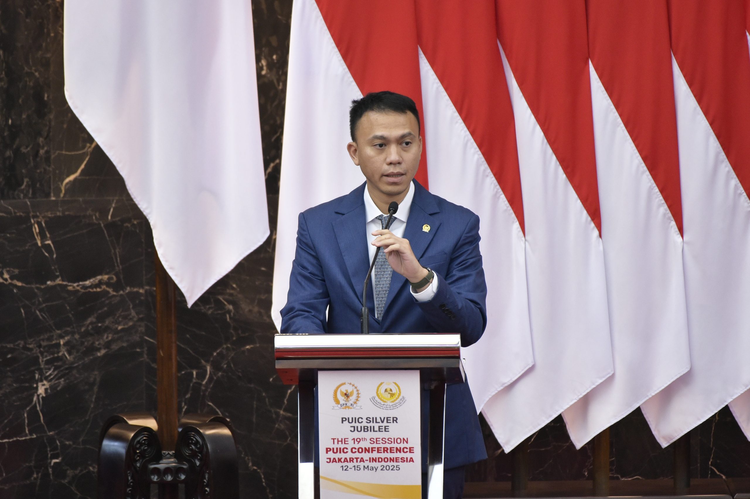 Wakil Ketua Badan Kerja Sama Antar-Parlemen (BKSAP) DPR RI, Muhammad Husein Fadlulloh, saat menyampaikan pidato pada Sidang ke-19 Konferensi Persatuan Parlemen Negara-Negara Anggota OKI (PUIC) yang digelar di Jakarta, Kamis (15/5/2025). Foto: Munchen/vel.