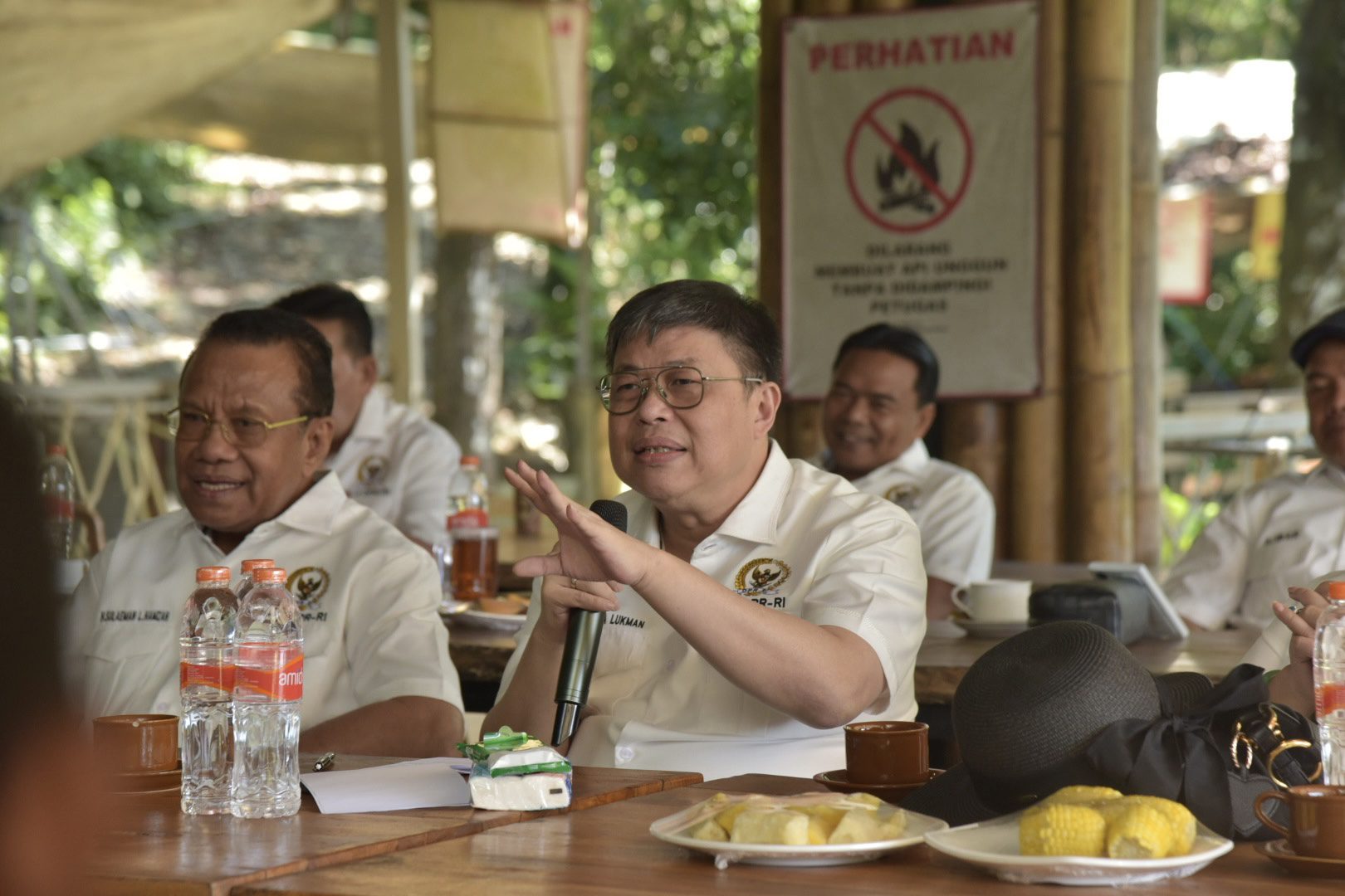 Wakil Ketua Komisi IV DPR RI Alex Indra Lukman saat kunjungan kerja ke kawasan pertanian di Situ Gunung, Kecamatan Kadudampit, Kabupaten Sukabumi, Provinsi Jawa Barat, Senin (19/05/2025). Foto : Dipa/Andri.