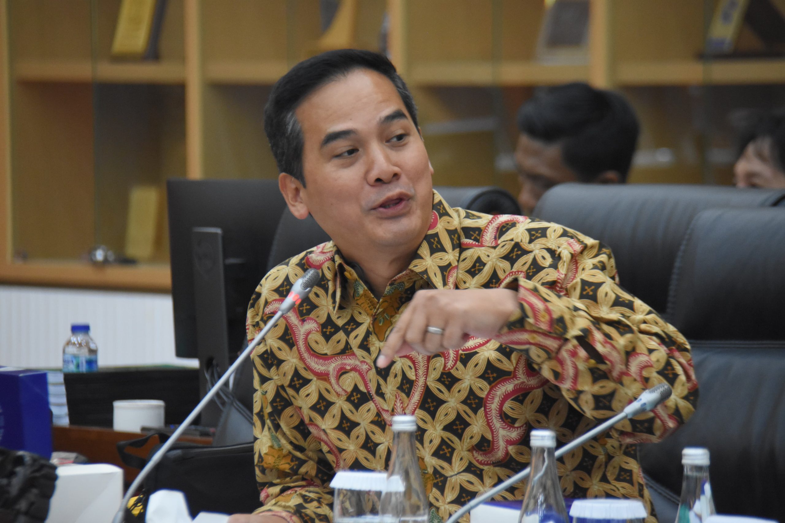 Wakil Ketua Komisi VI DPR RI Adisatrya Suryo Sulisto saat memimpin Rapat Dengar Pendapat Umum (RDPU) bersama Persatuan Pensiunan BUMN Strategis (P2BUMNS) dan Forum Komunikasi Keluarga Besar Mantan Karyawan Timah (FKKB MKT) di Gedung Nusantara I, Senayan, Jakarta, Senin (5/5/2025). Foto: Runi/vel.