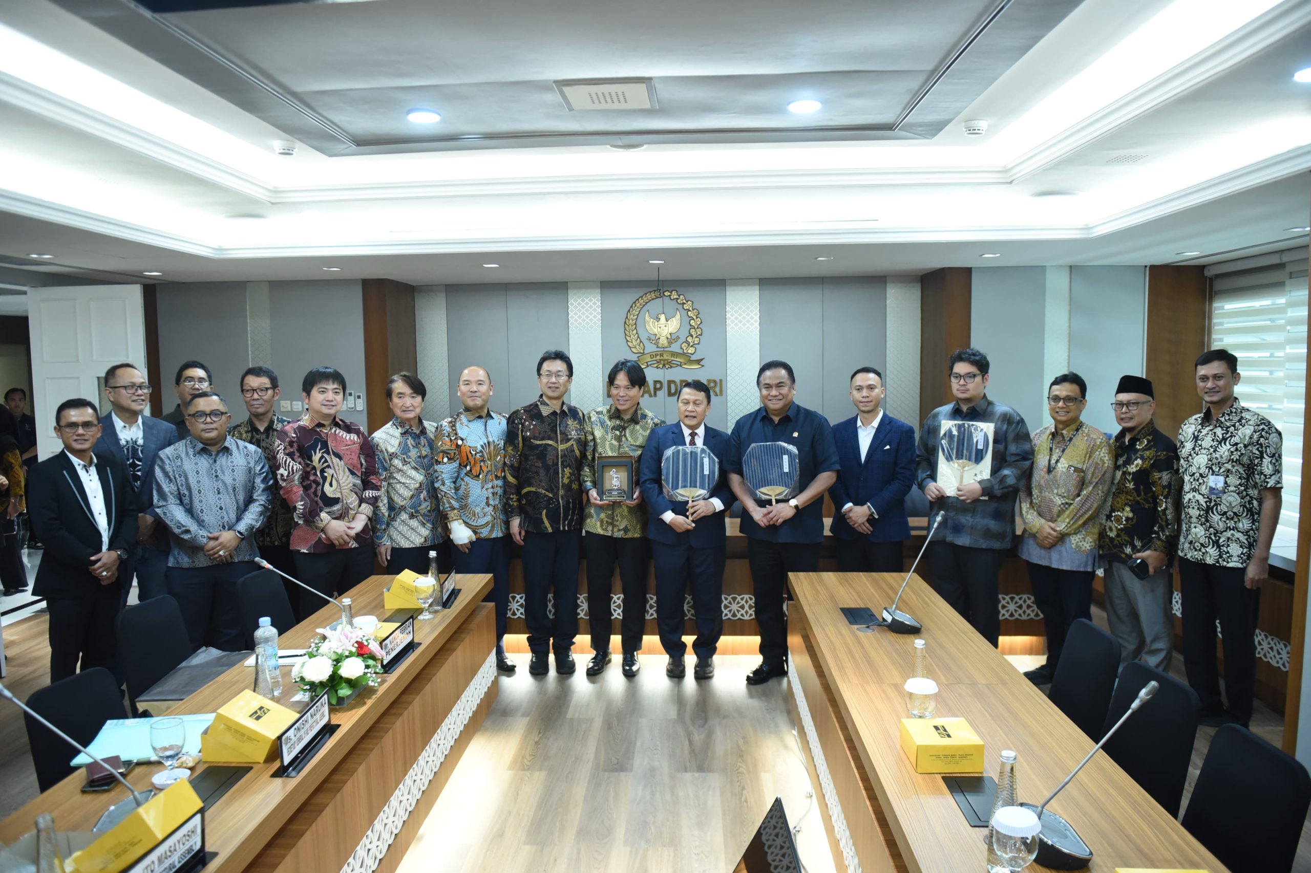 Wakil Ketua Badan Kerja Sama Antar Parlemen (BKSAP) DPR RI, Ravindra Airlangga foto bersama usai menghadiri audiensi dengan delegasi parlemen daerah 'Prefektur Mie' asal Jepang di Gedung Nusantara III DPR RI, Senayan, Jakarta, Selasa (6/5/2025). Foto : Jaka/Andri.